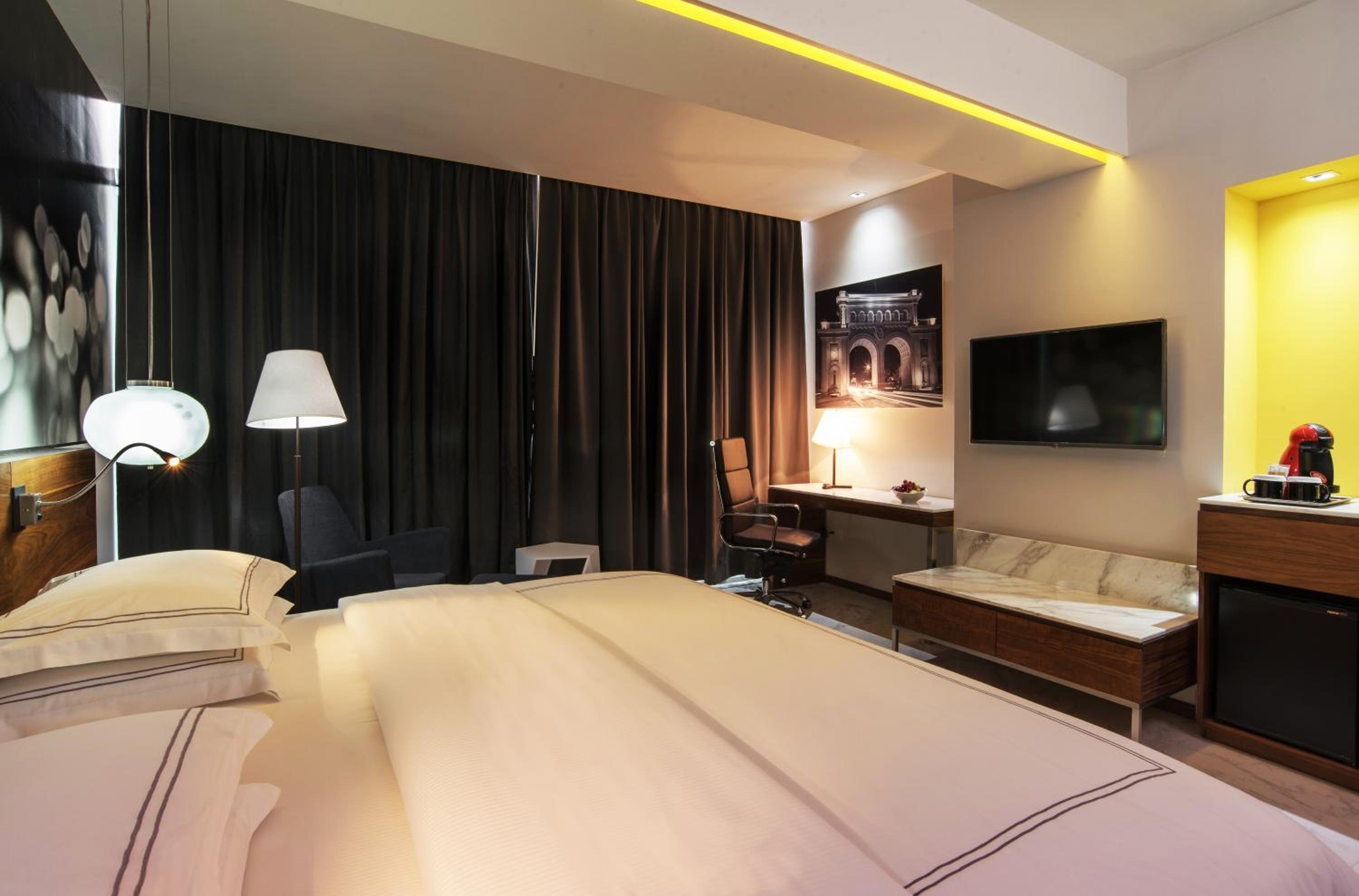 Standard King Room thumbnail 5