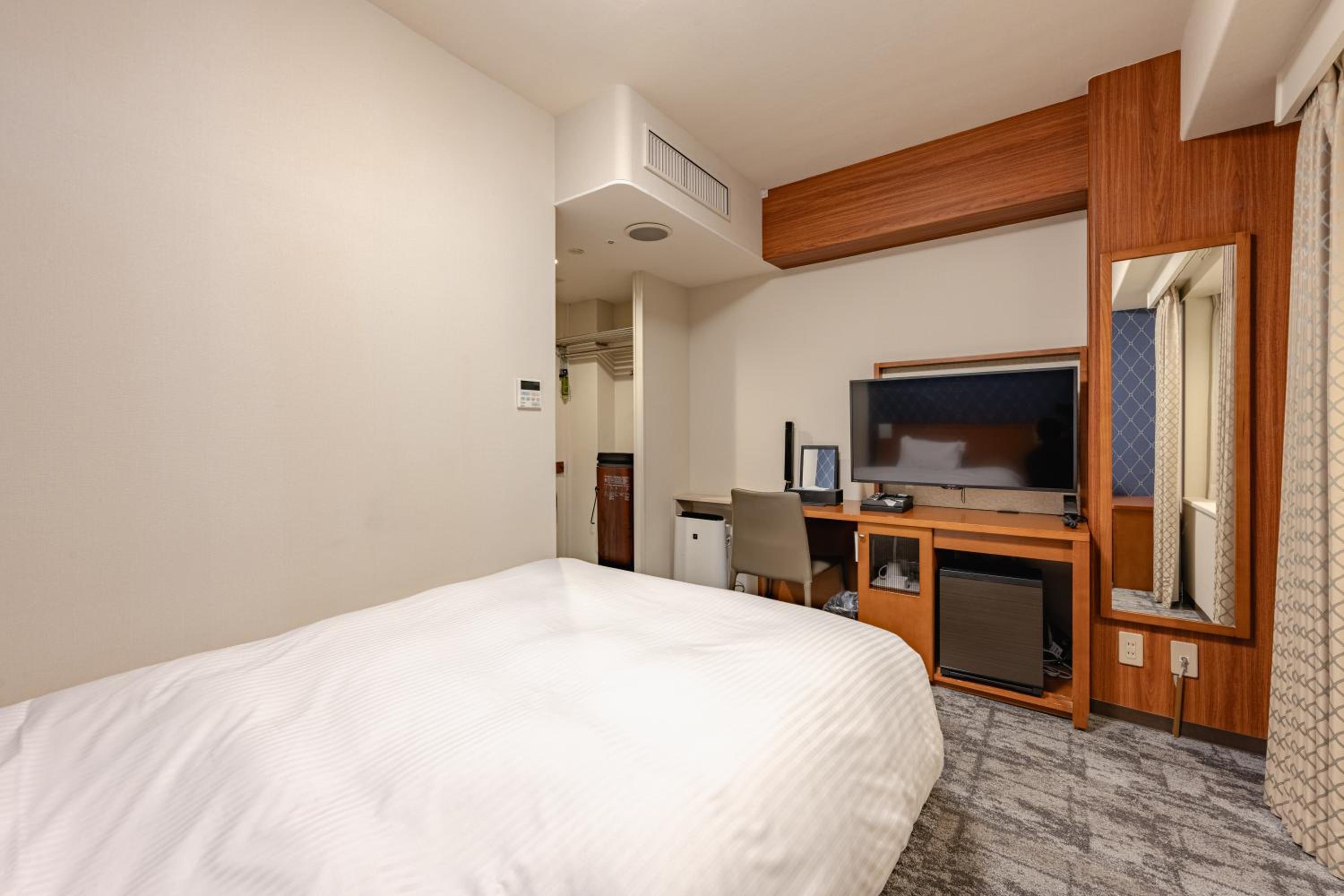 Standard Double Room with No Window - Smoking