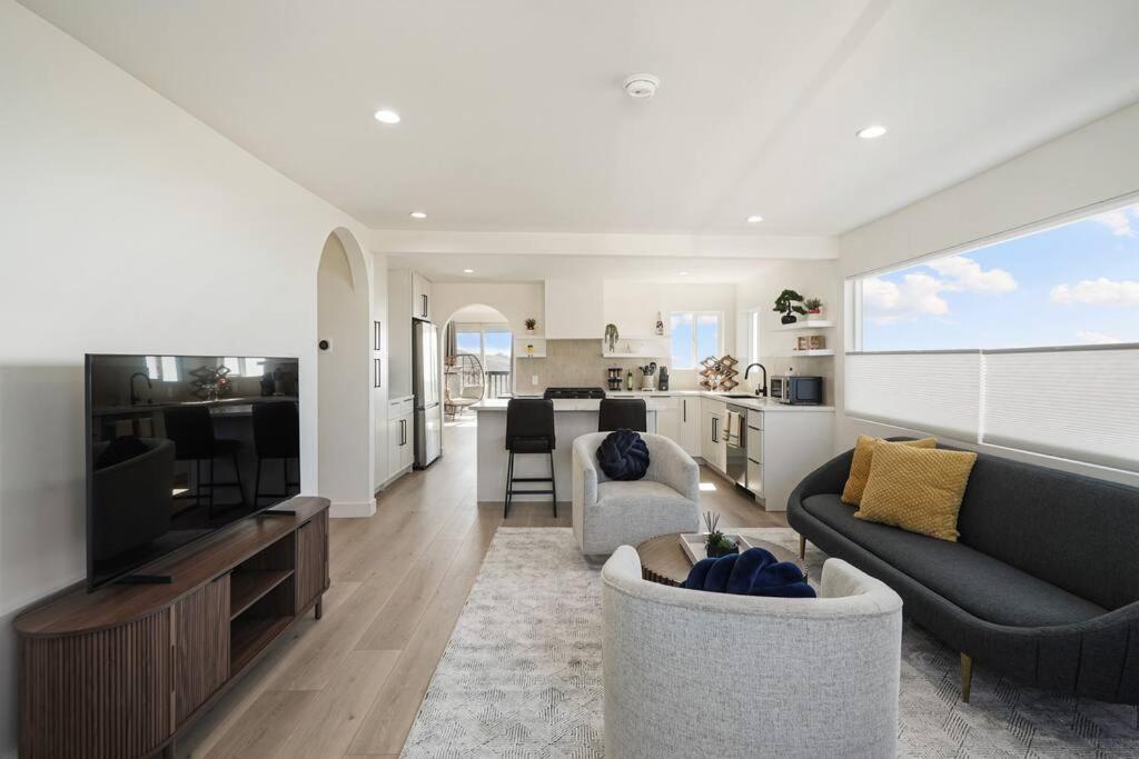 Three-Bedroom House photo 2