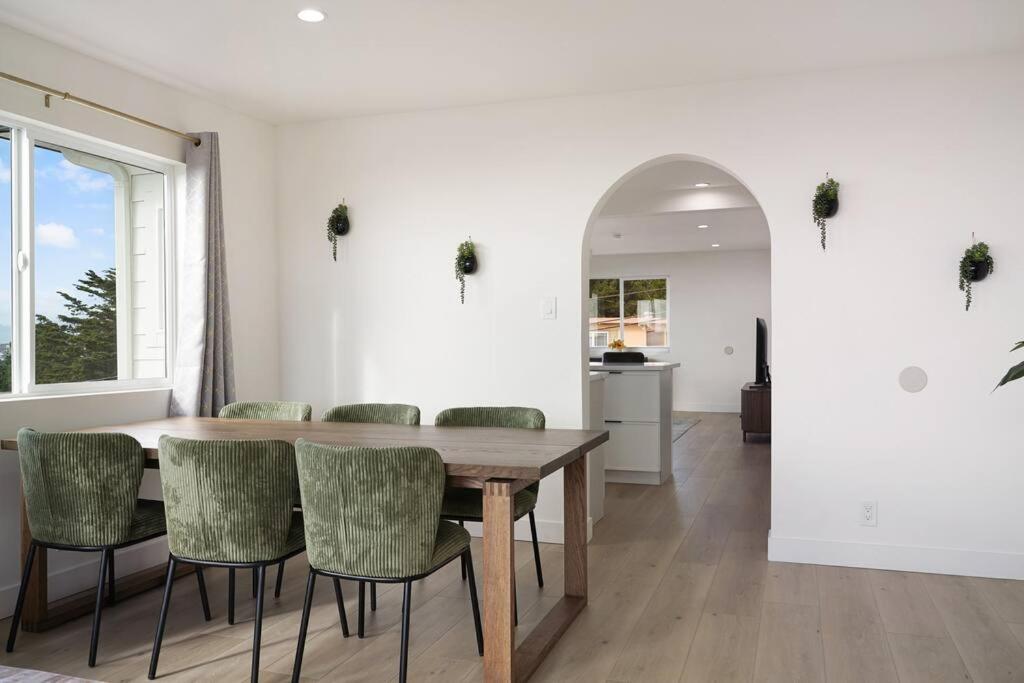 Three-Bedroom House photo 3