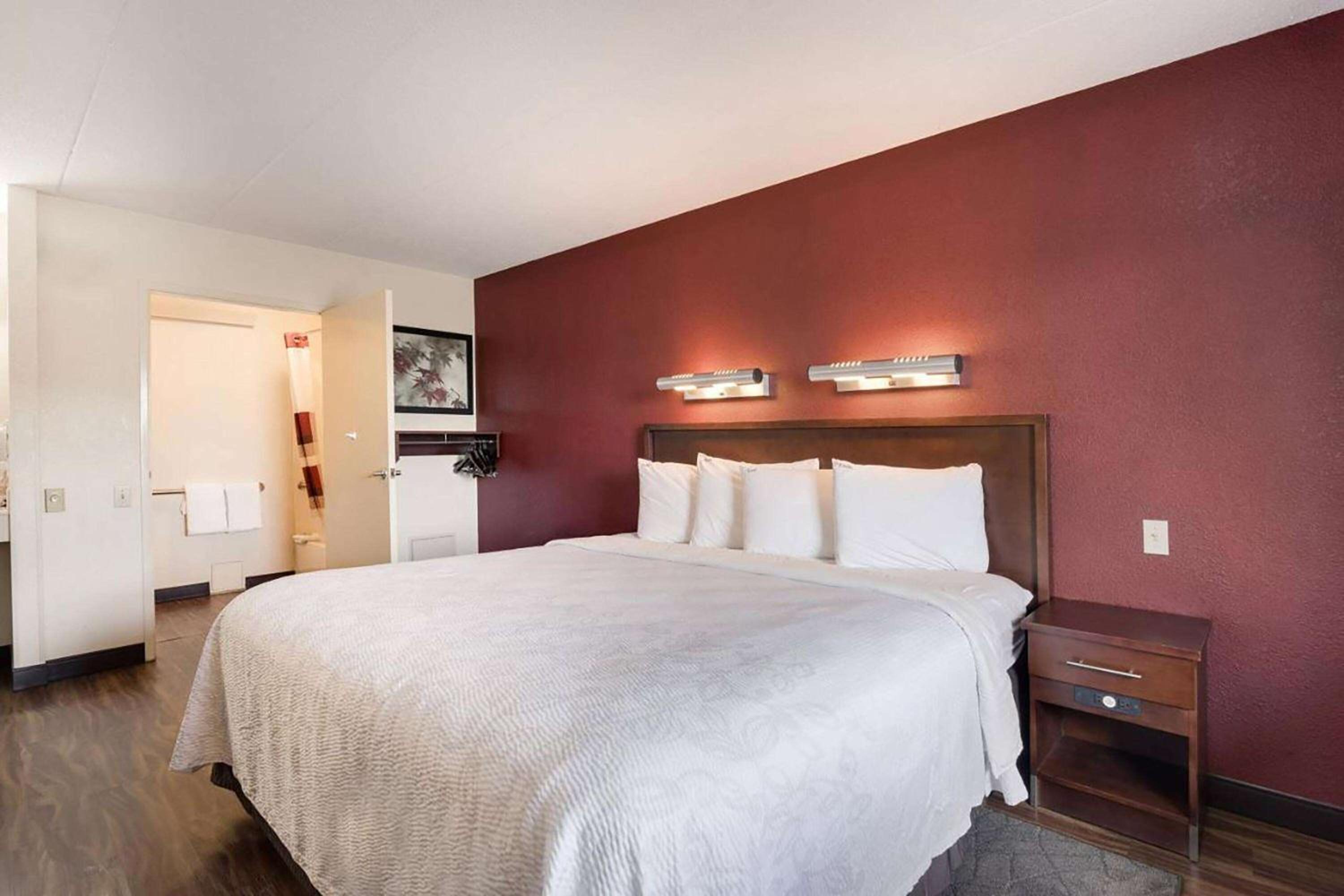 King Room with Mobility Access and Bathtub with Grab Bars, Non-Smoking at Super 8 by Wyndham Deerfield - Northbrook in Deerfield