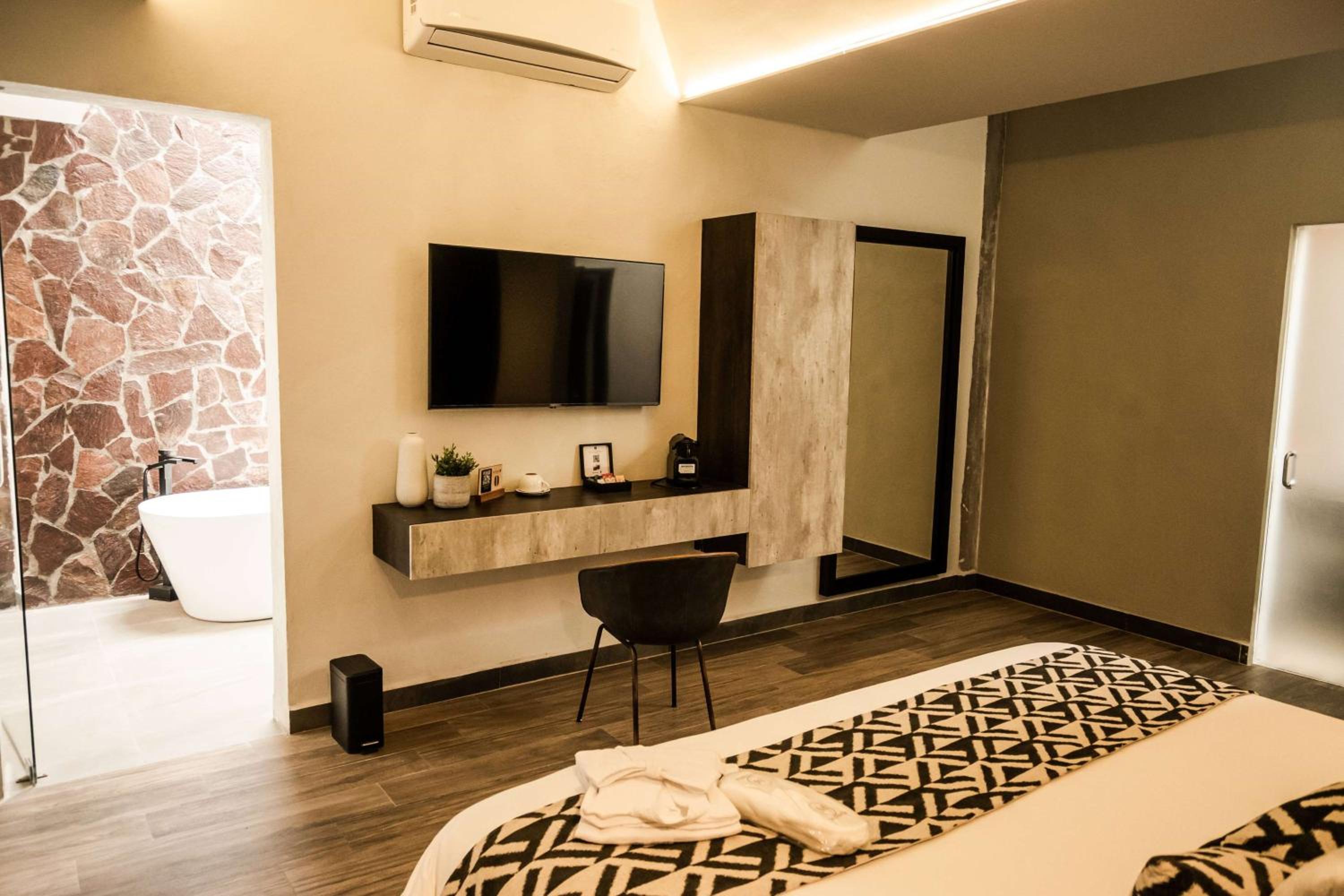 Junior King Suite - Non-Smoking - Photo 1
