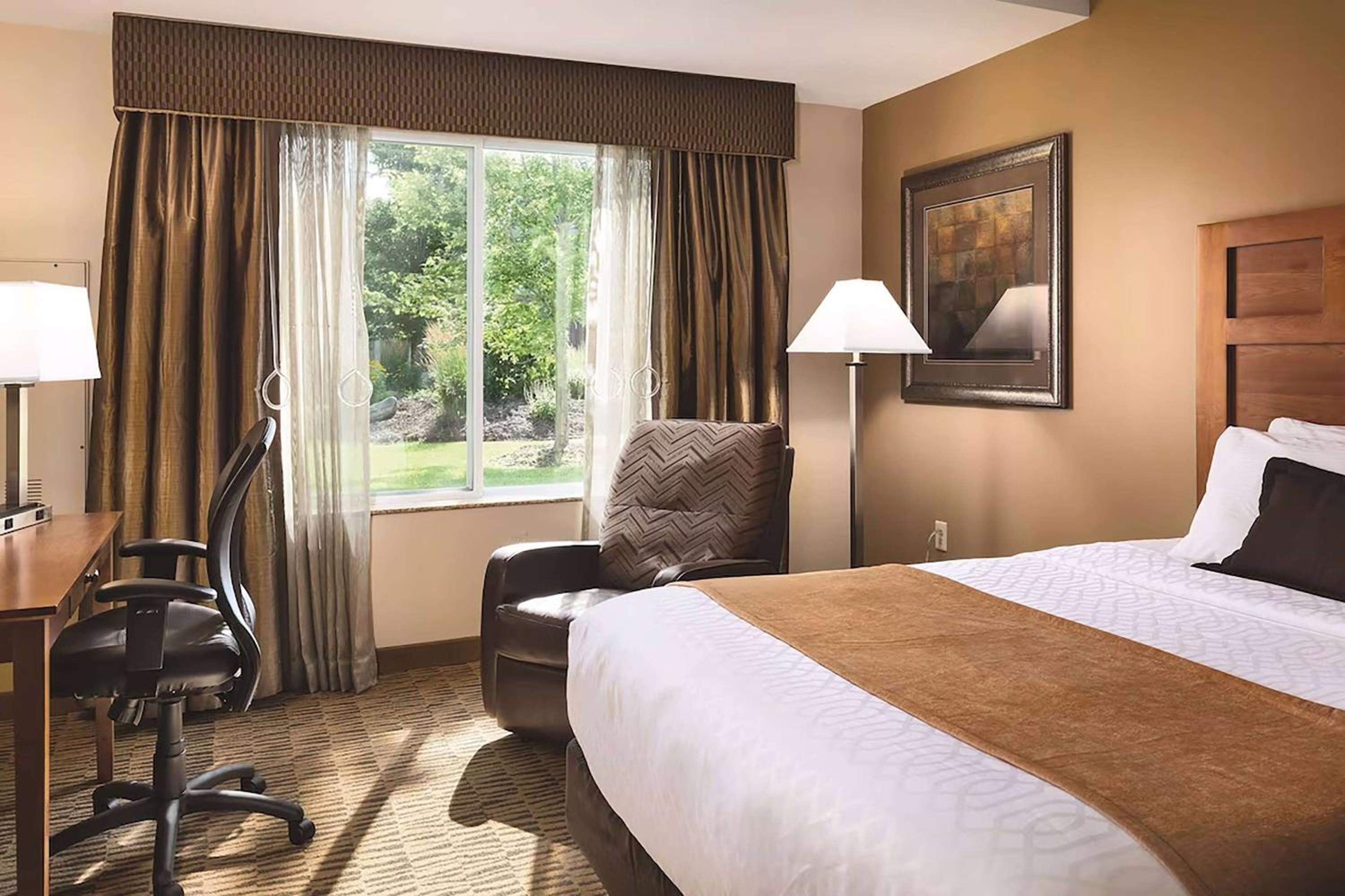 King Room - Non-Smoking - Photo 14
