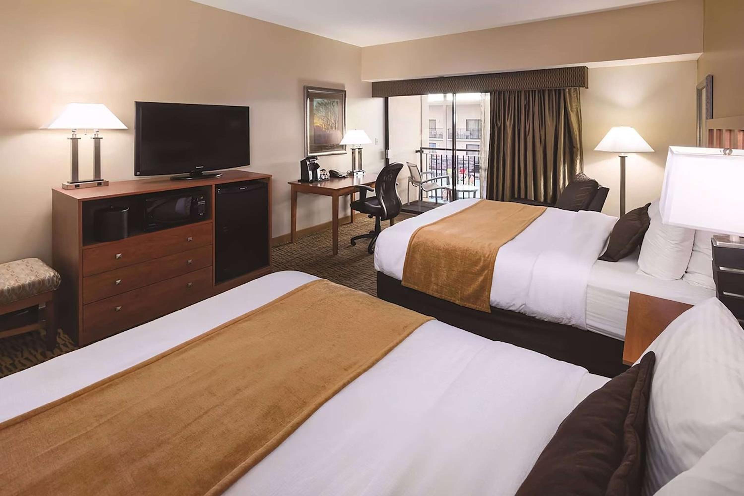 Queen Room with Two Queen Beds and Poolside - Non-Smoking - Photo 5