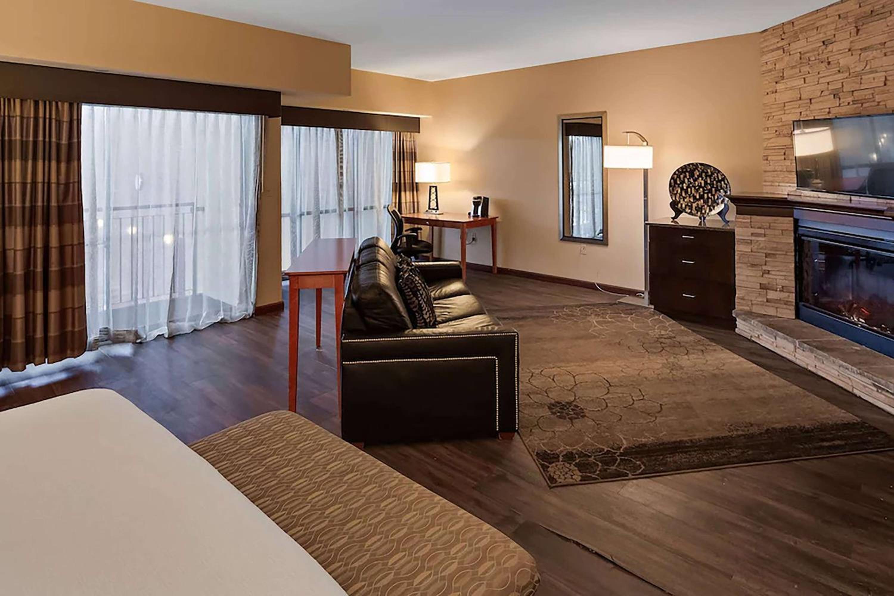 Deluxe King Suite - Non-Smoking - Photo 2