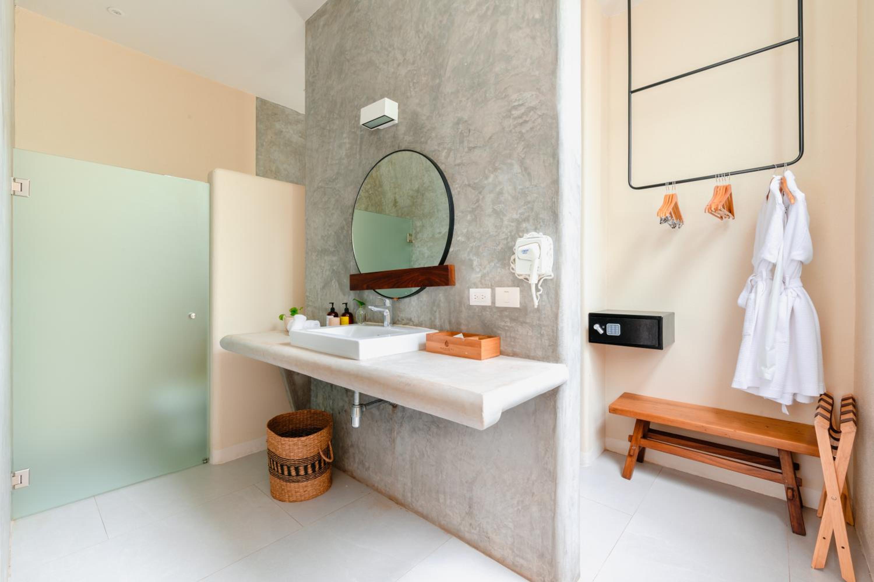 Executive Suite - Photo 6