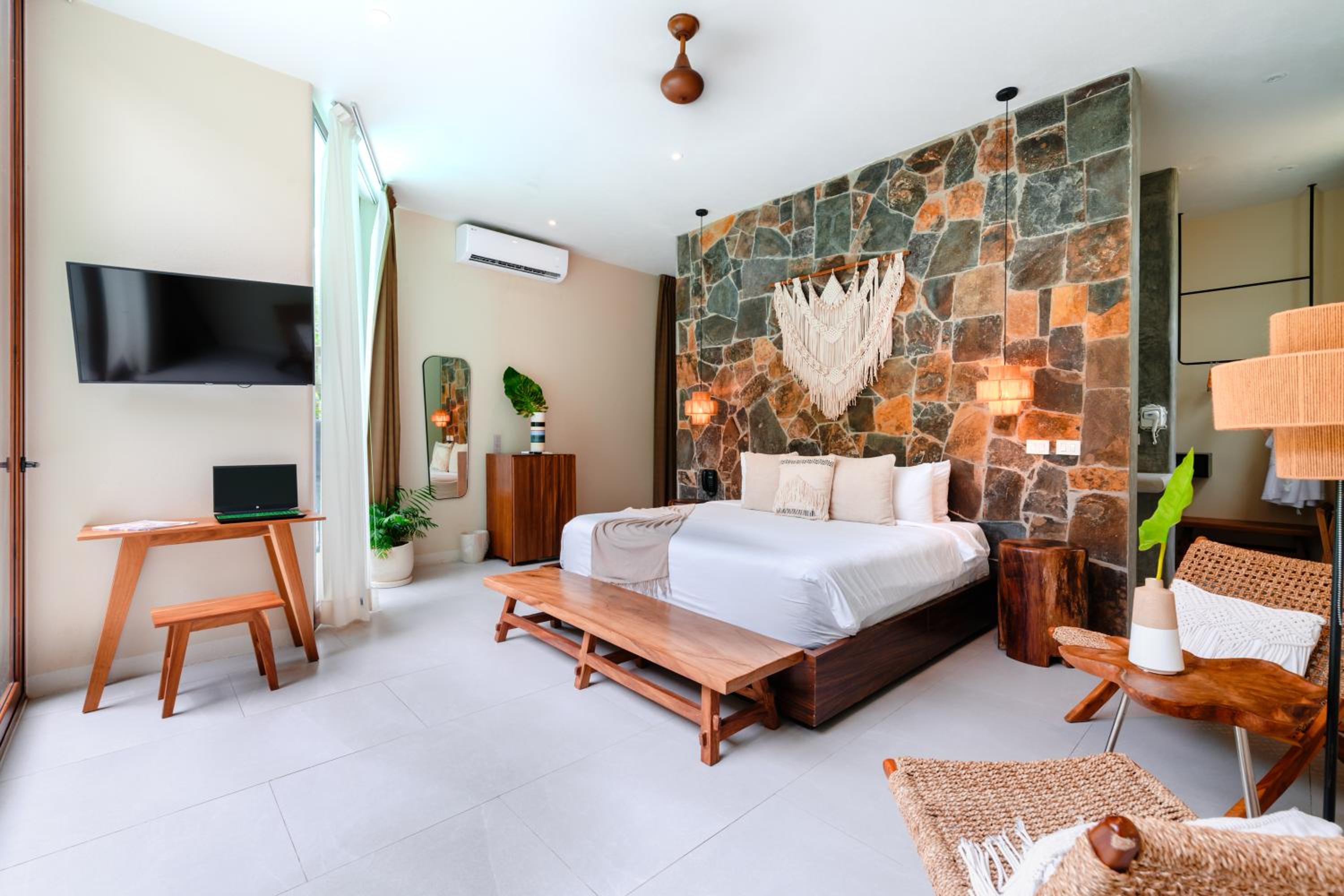Executive Suite - Photo 11