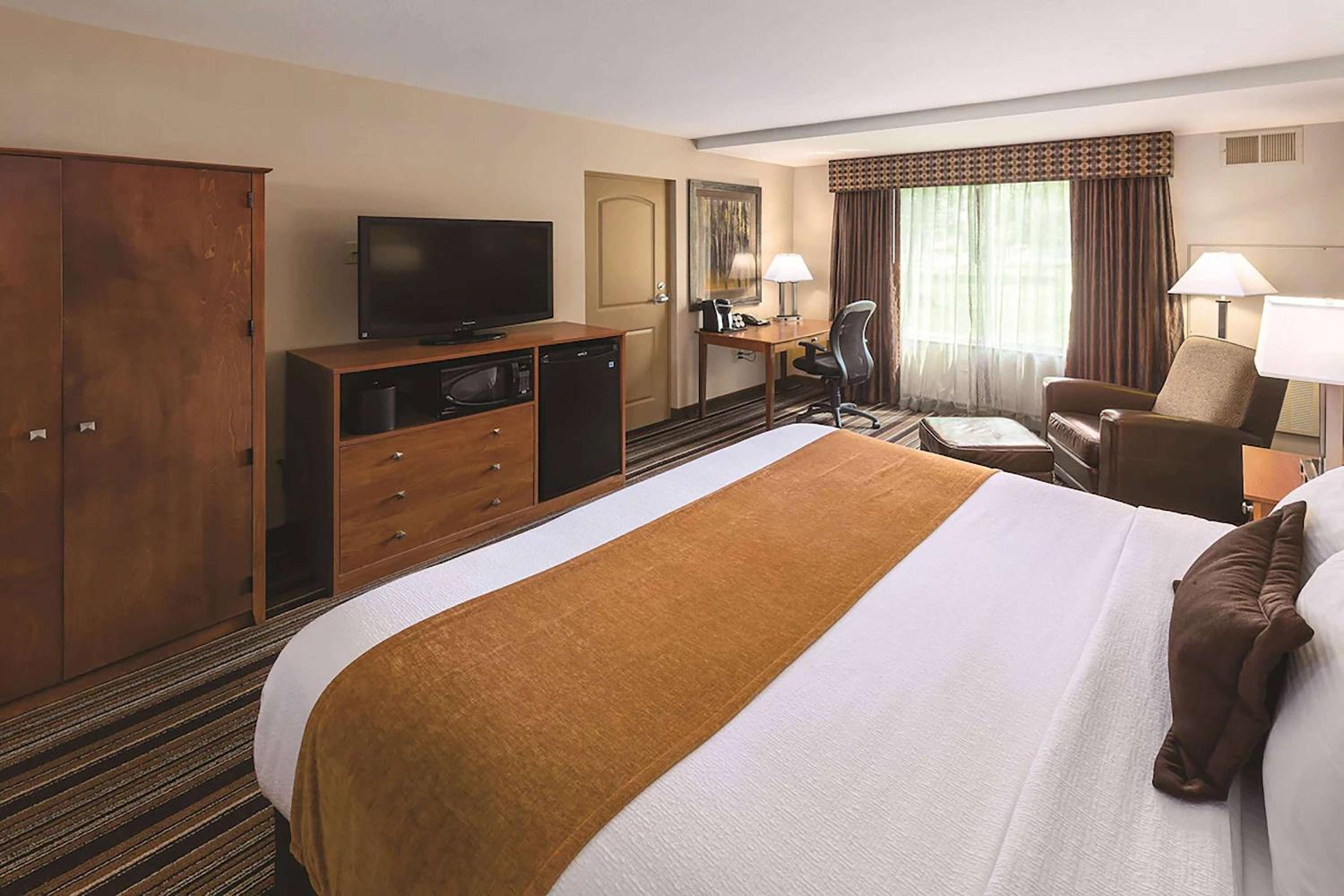 King Room - Non-Smoking - Photo 4