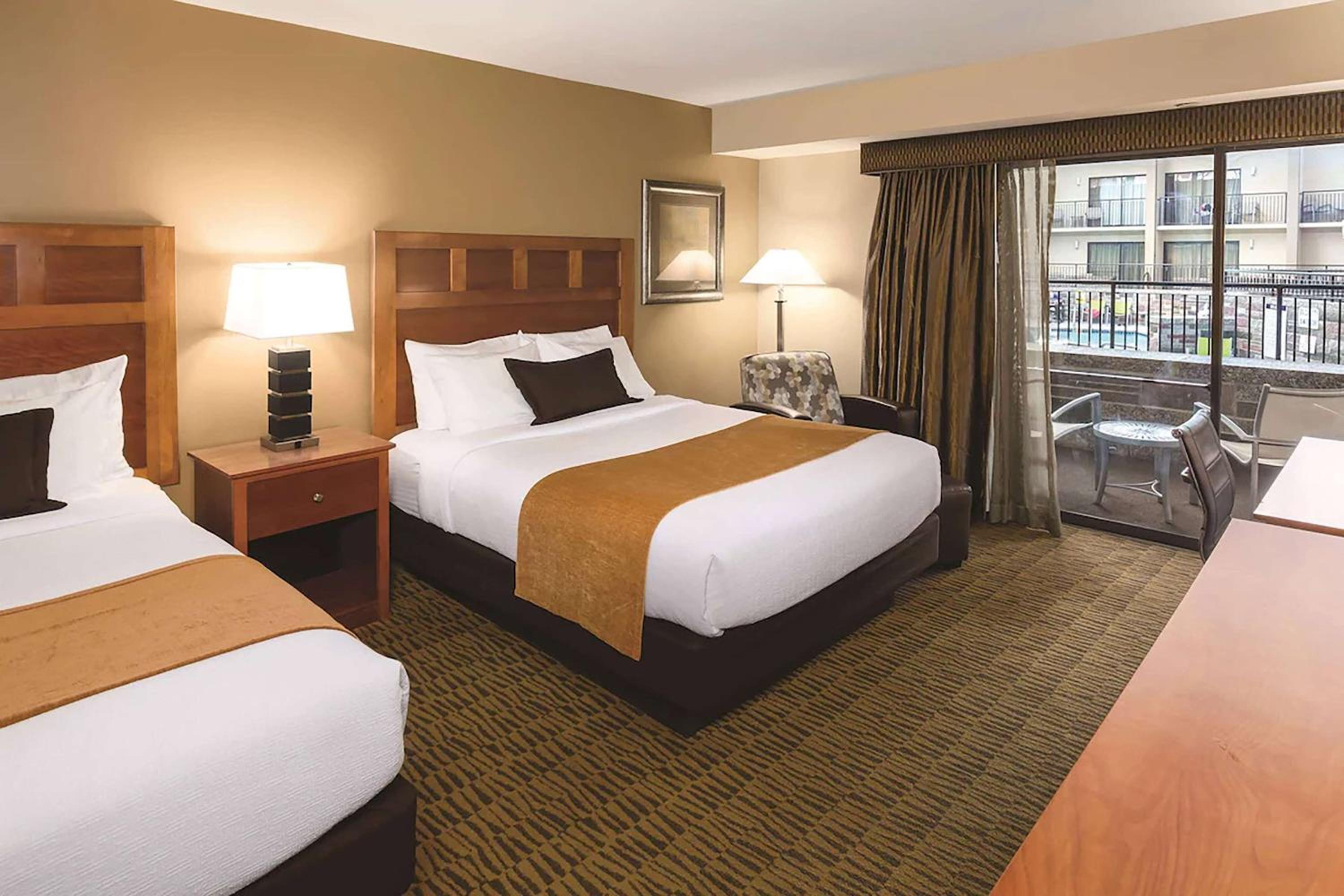 Queen Room with Two Queen Beds and Poolside - Non-Smoking - Photo 3