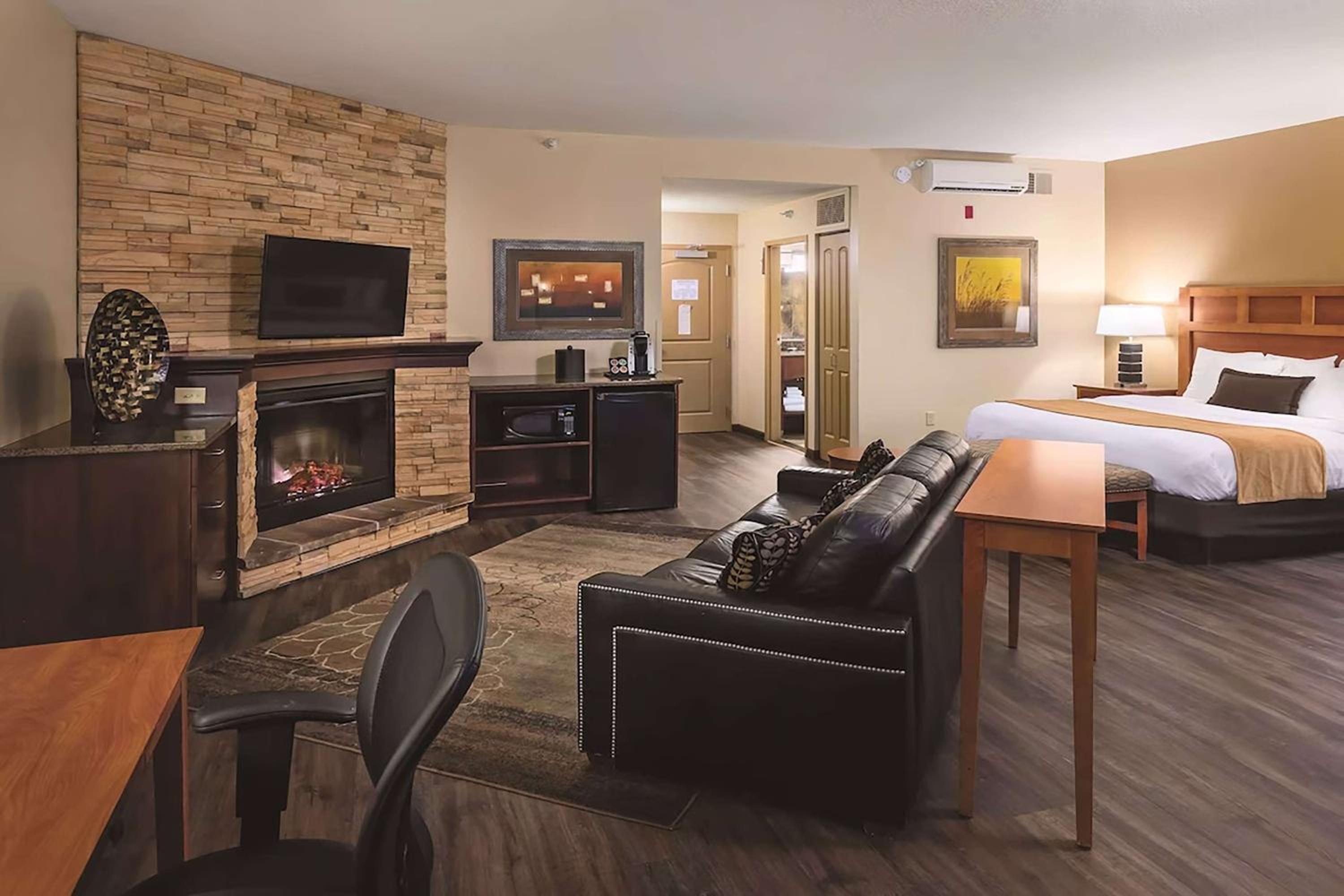 Deluxe King Suite - Non-Smoking - Photo 3