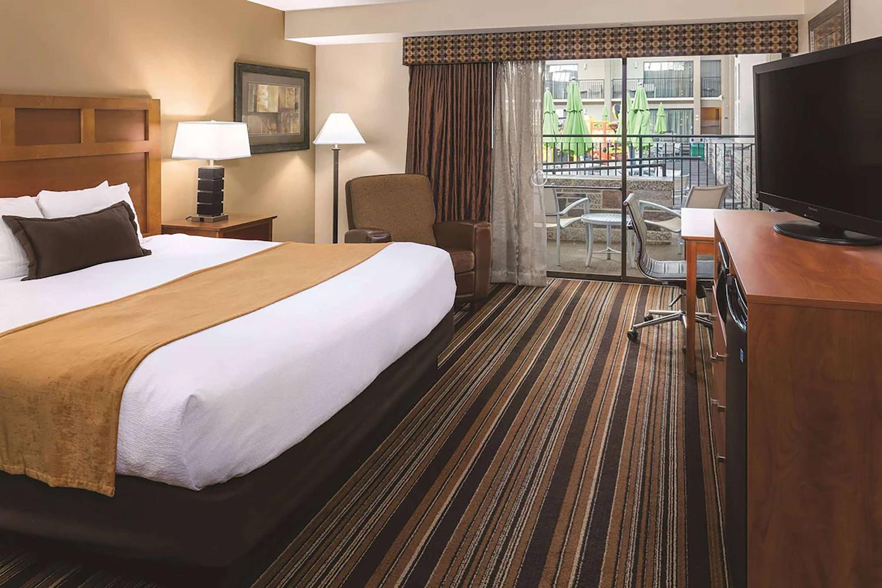 King Room with Roll In Shower and Poolside - Mobility/Hearing Accessible - Non-Smoking - Photo 3