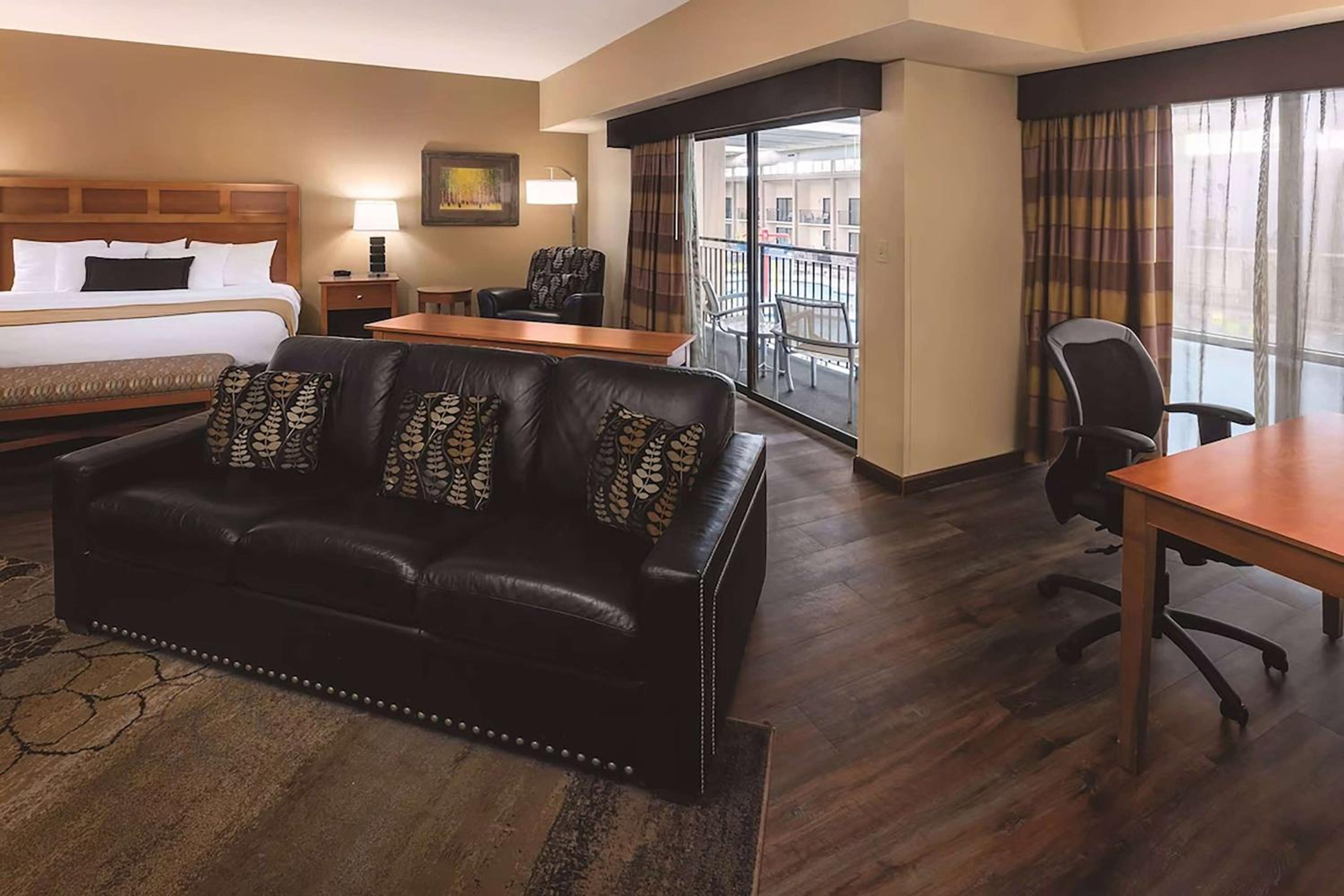 Deluxe King Suite with Pool View - Non-Smoking - Photo 5