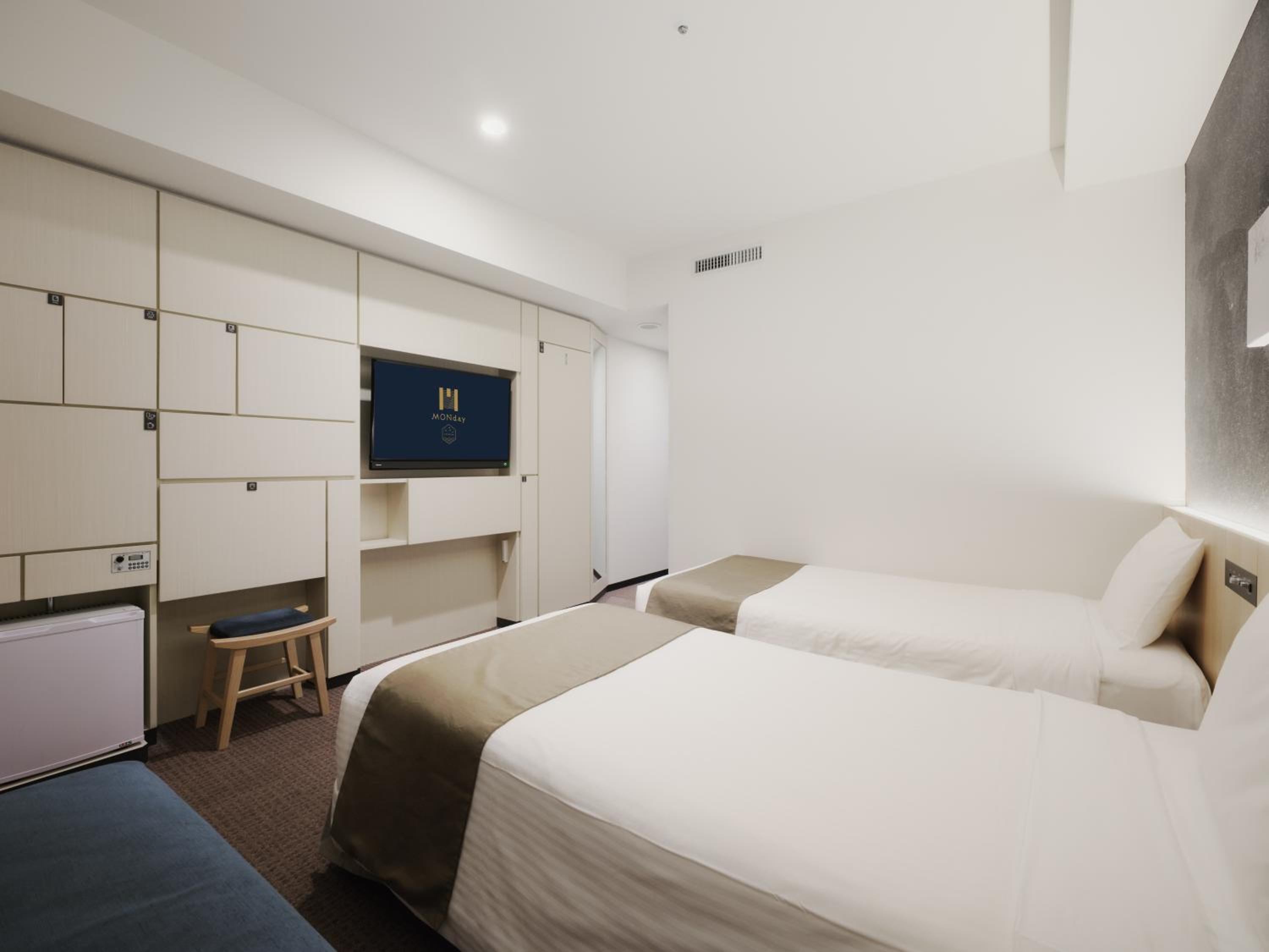 Corner Twin Room with Sofa Bed photo 3