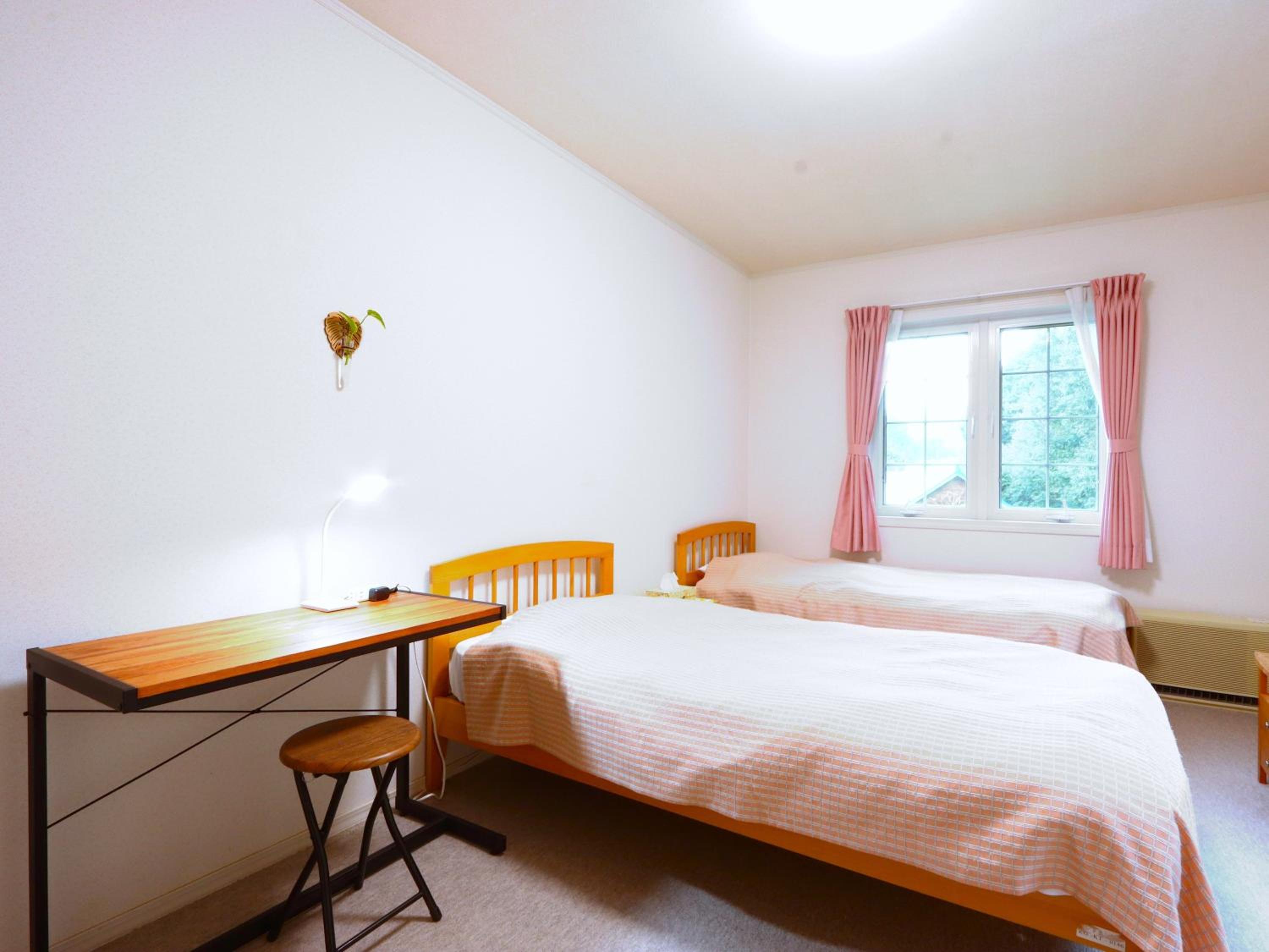 Standard Twin Room - Photo 1