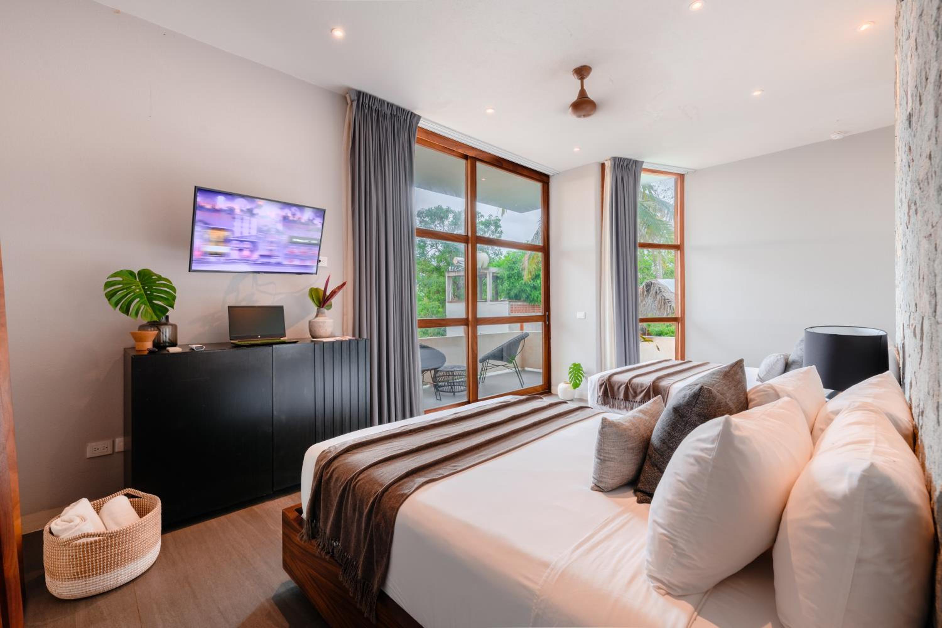 Deluxe Queen Suite - Photo 6