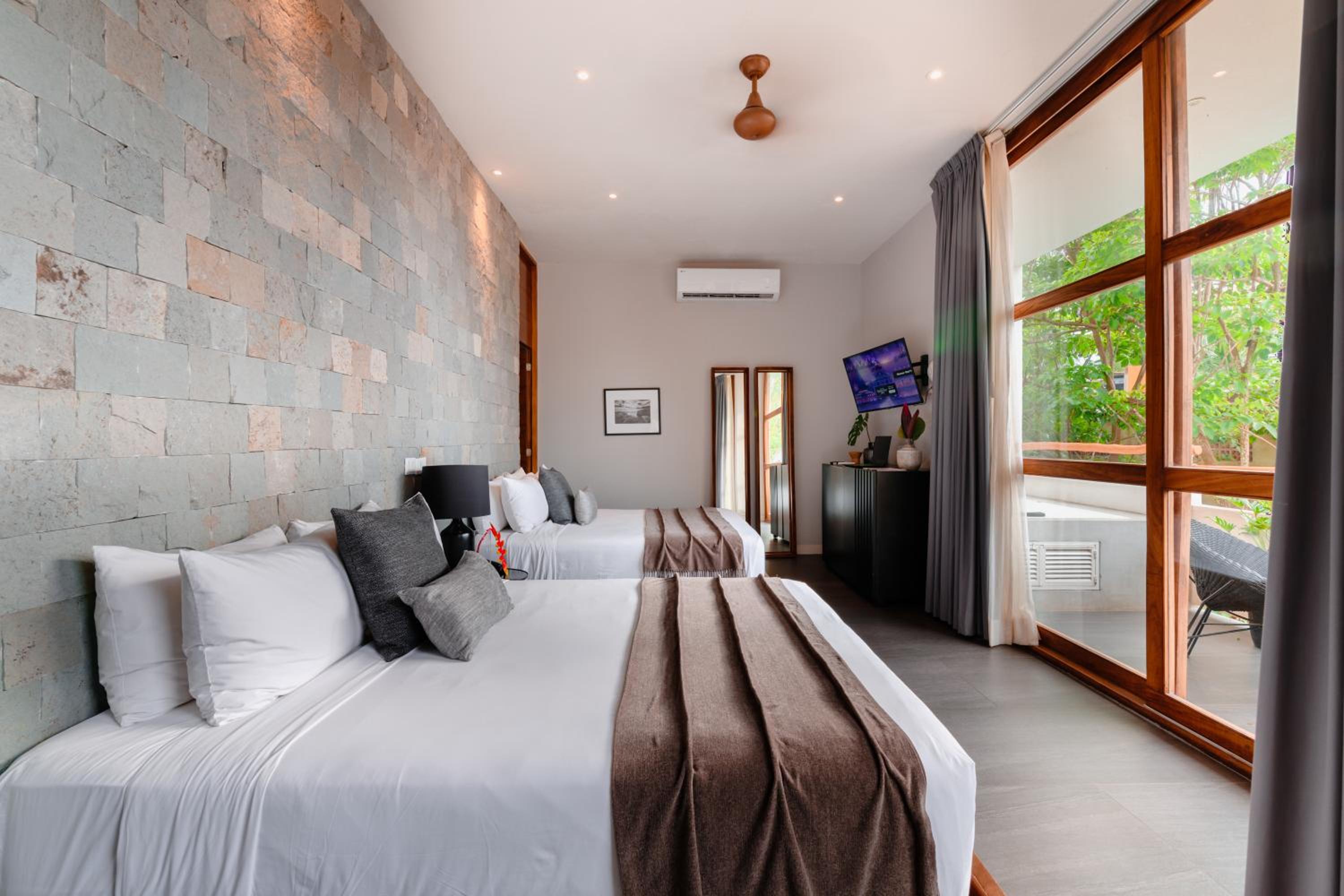 Deluxe Queen Suite - Photo 3