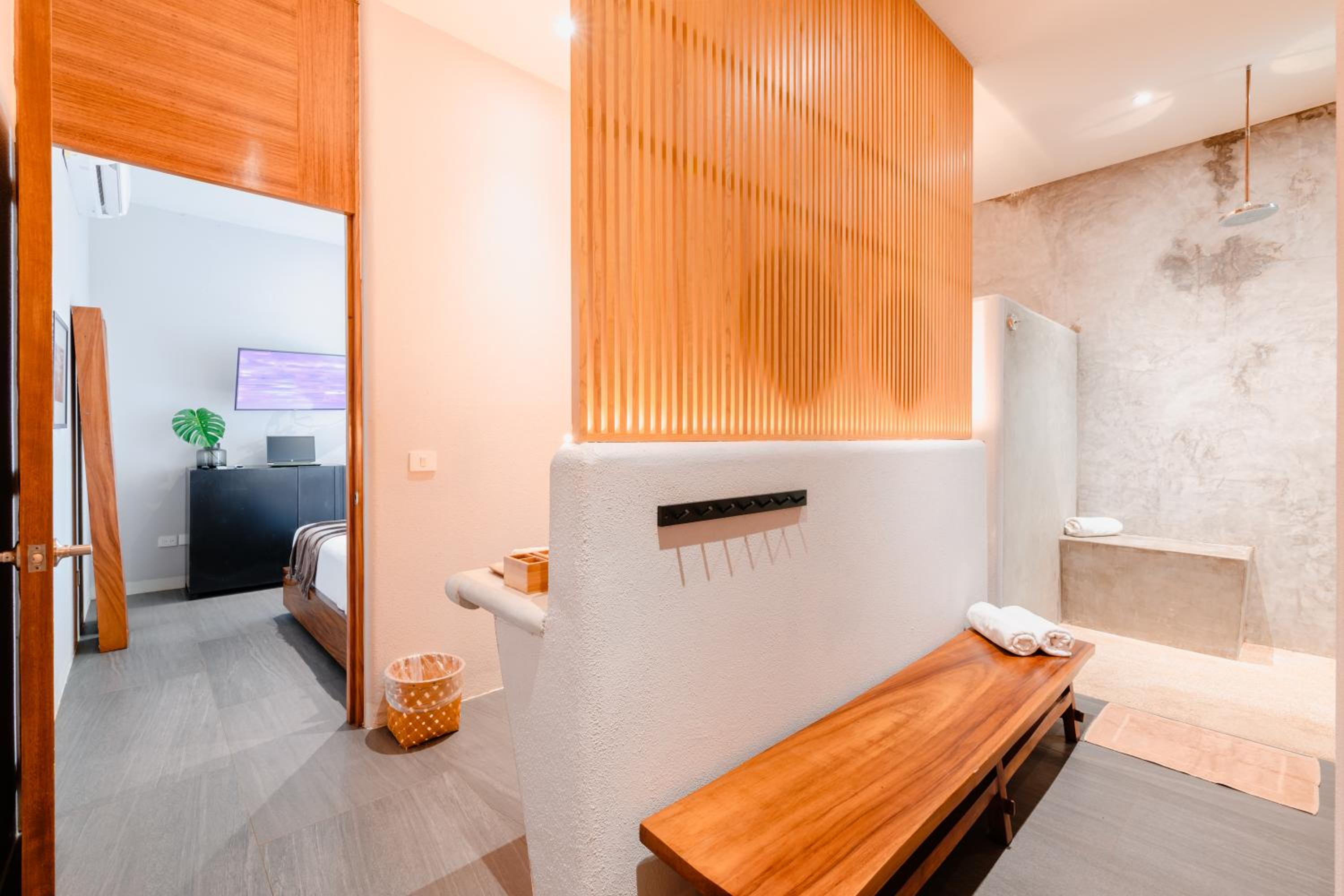 Deluxe Queen Suite - Photo 11