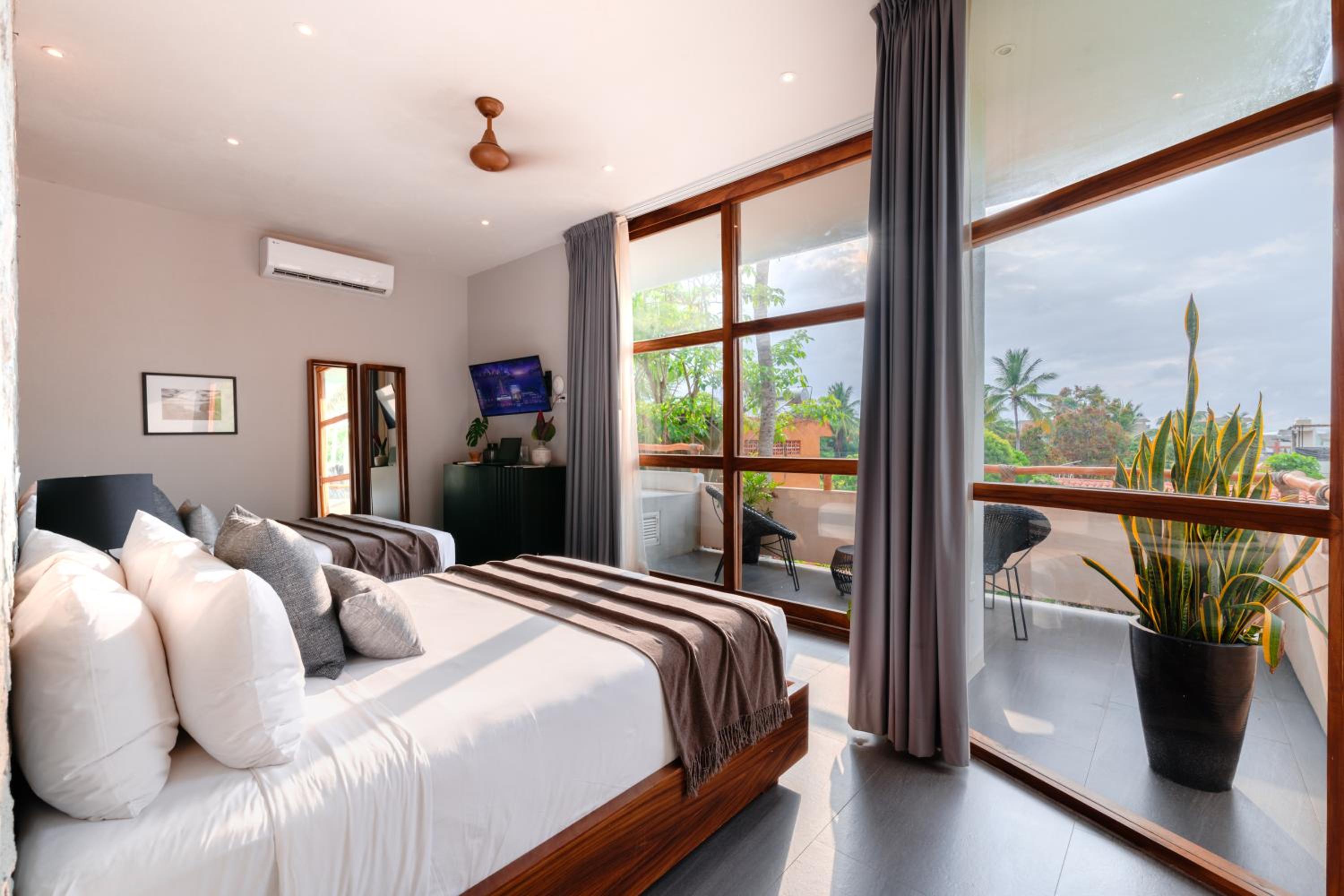 Deluxe Queen Suite - Photo 2