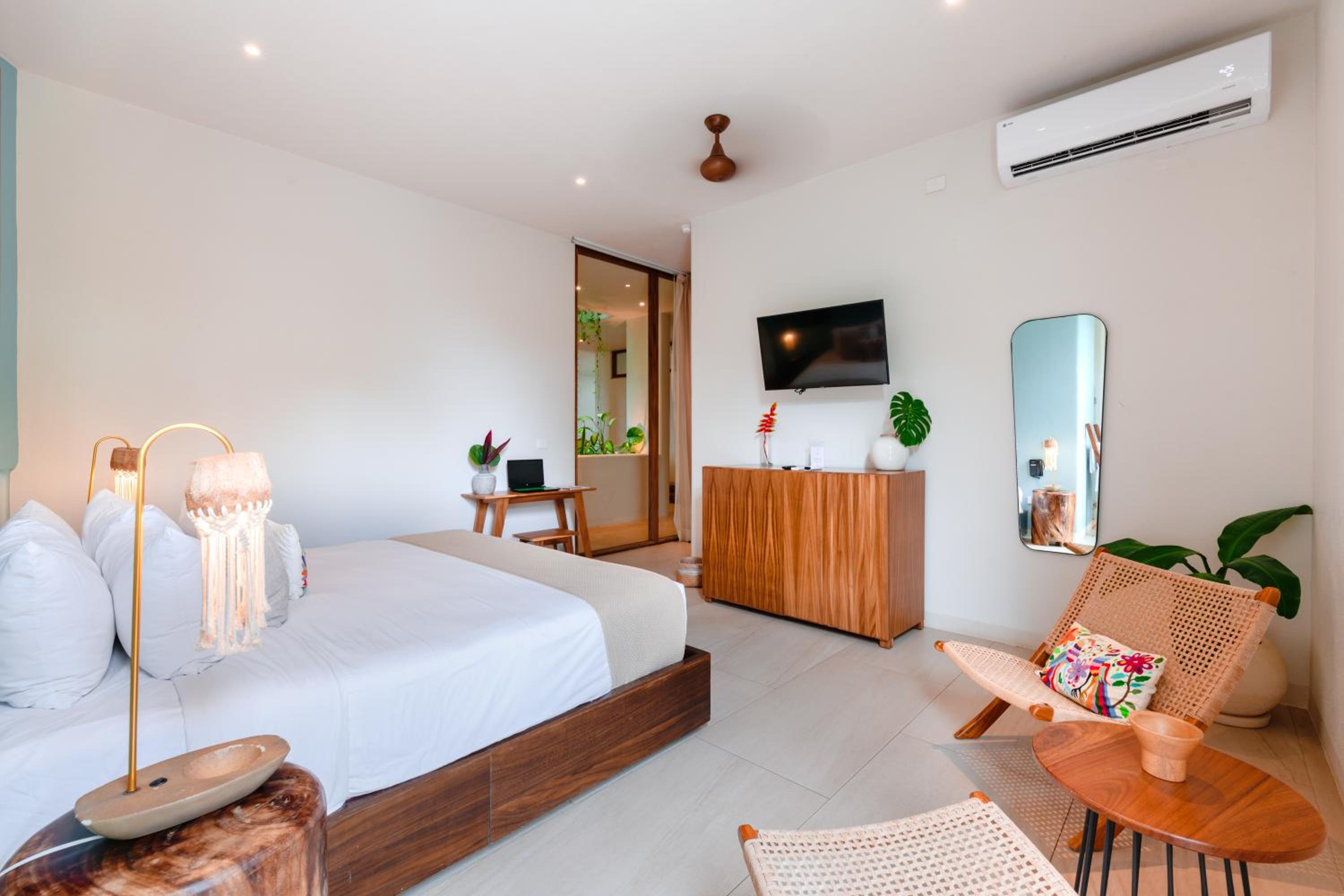 Deluxe King Suite - Photo 21