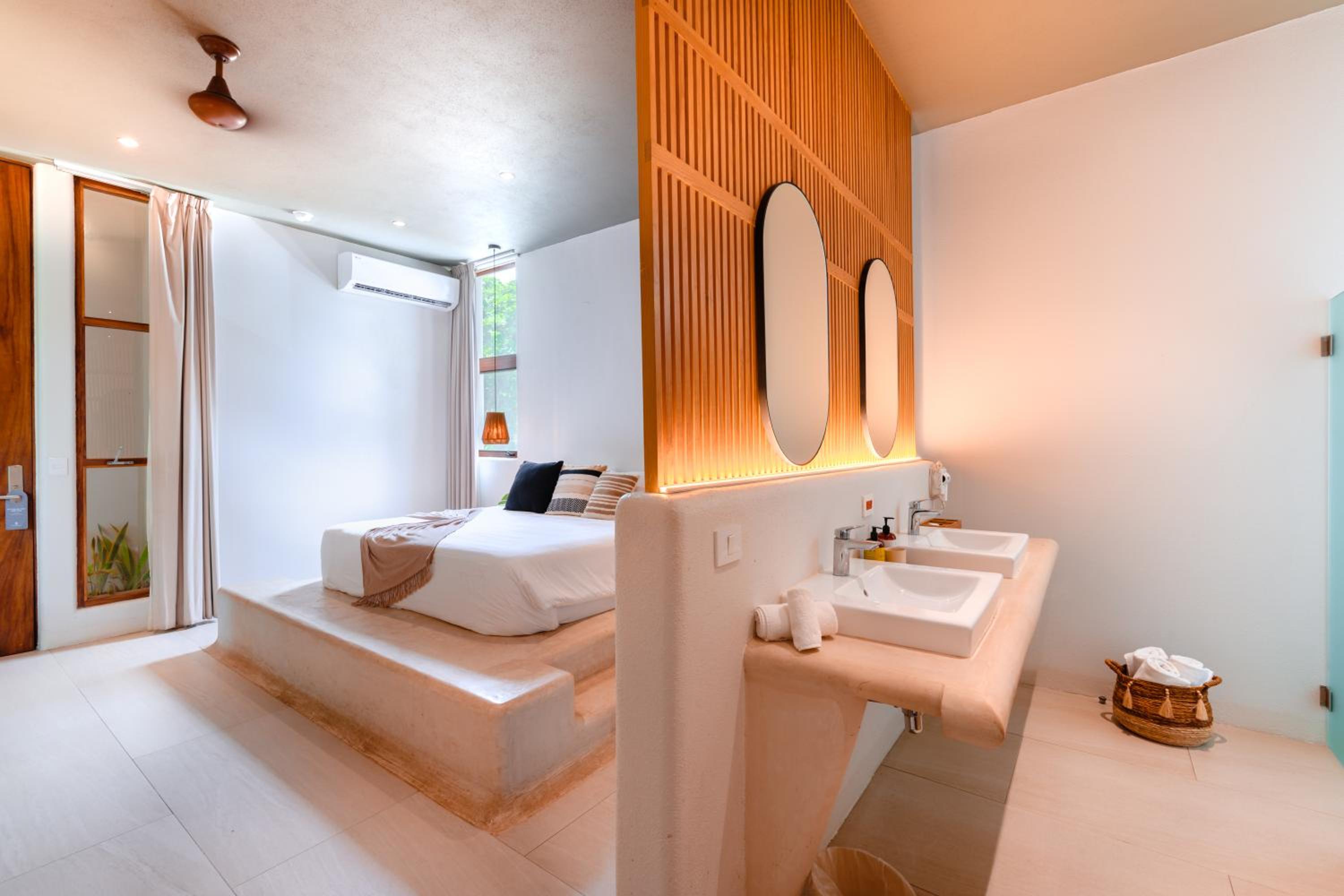 Deluxe King Suite - Photo 6