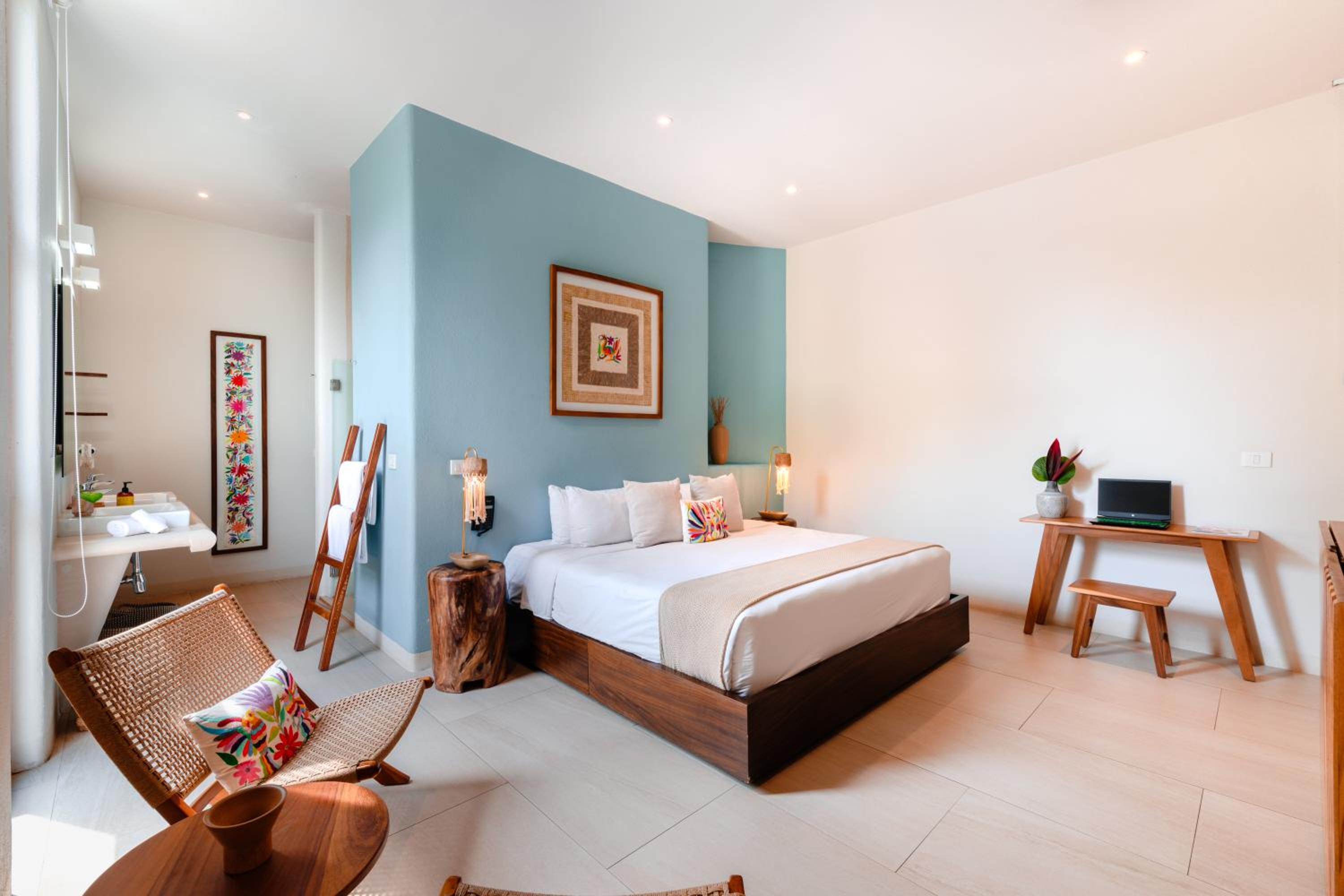 Deluxe King Suite - Photo 16