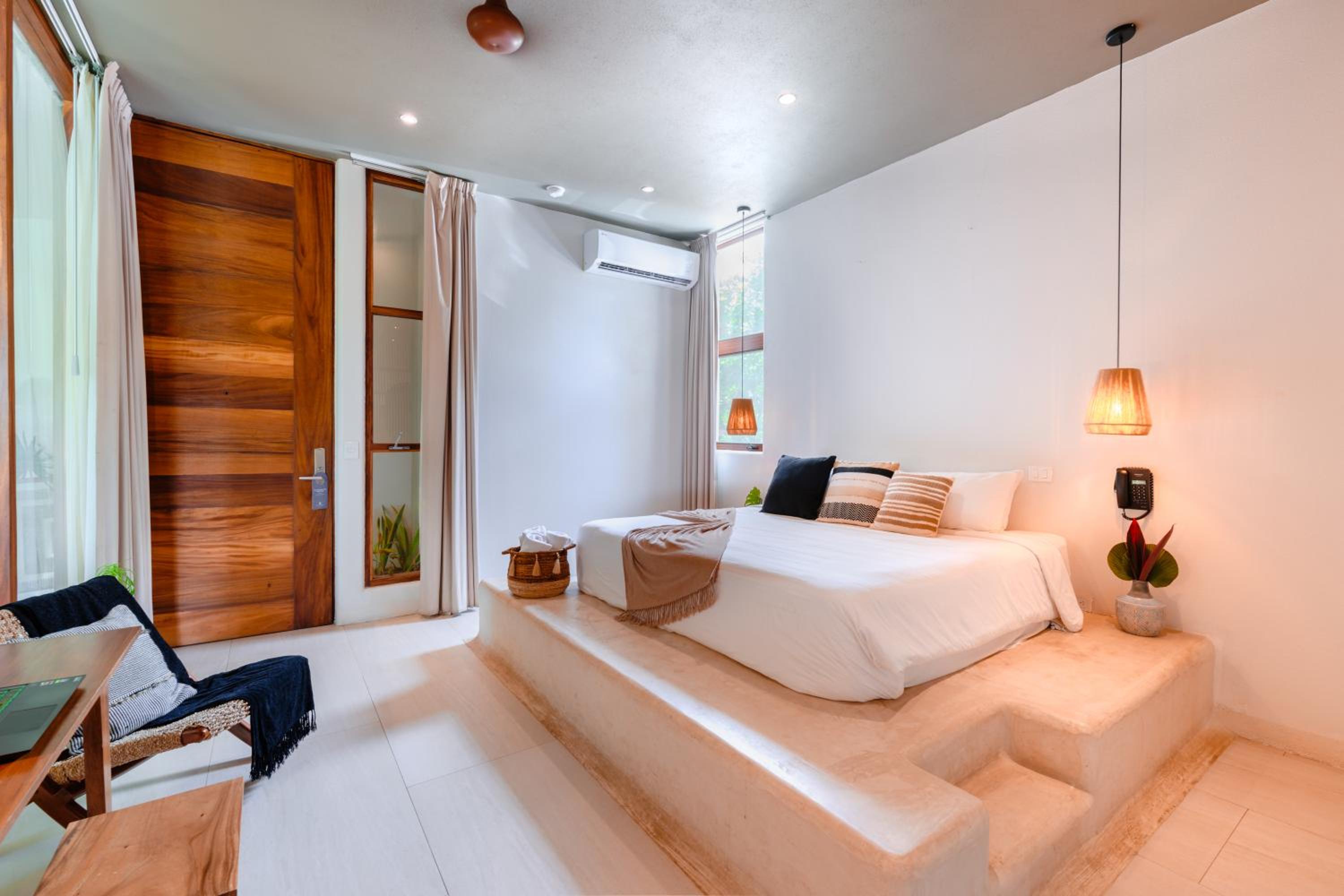 Deluxe King Suite - Photo 7