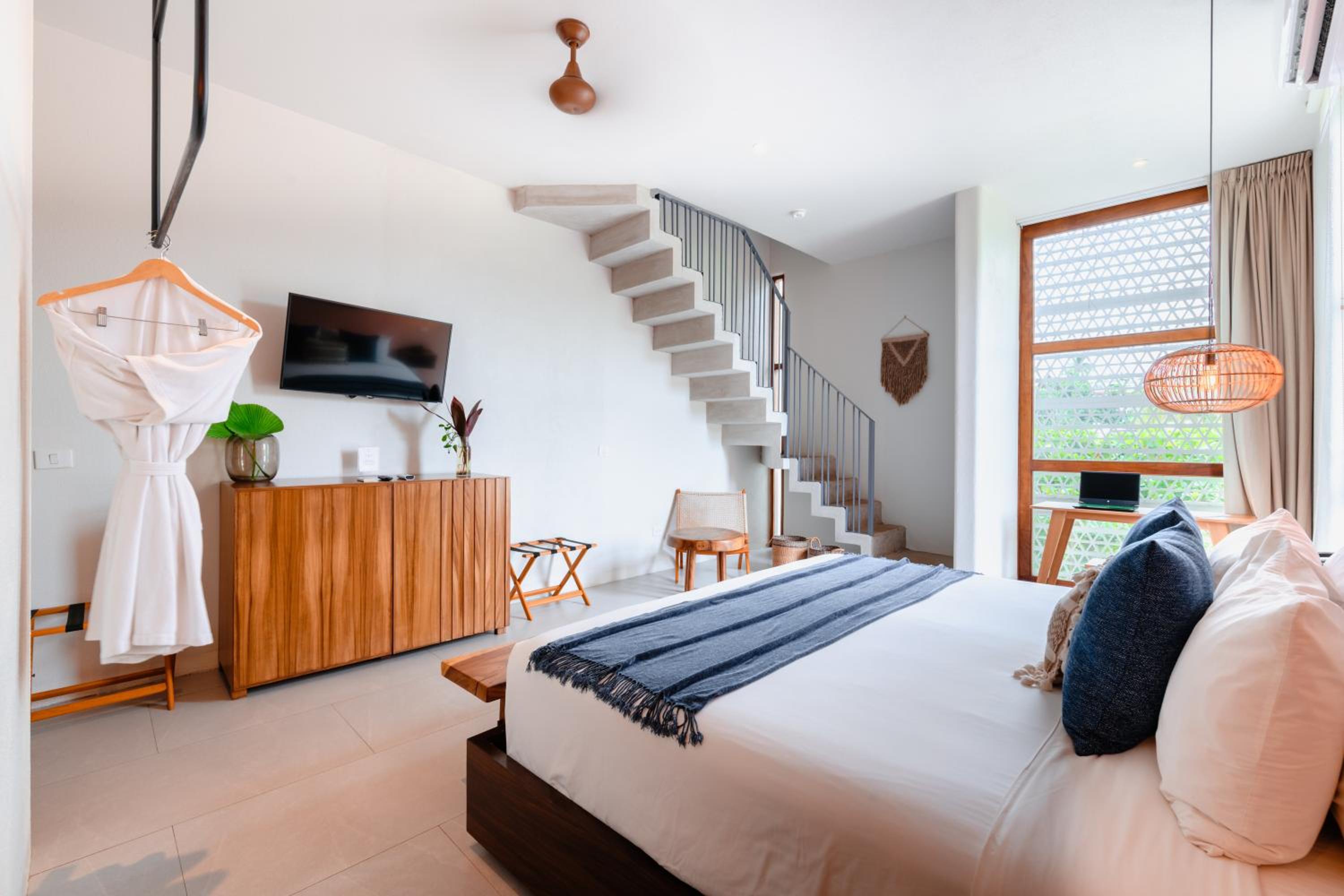 Deluxe King Suite - Photo 3