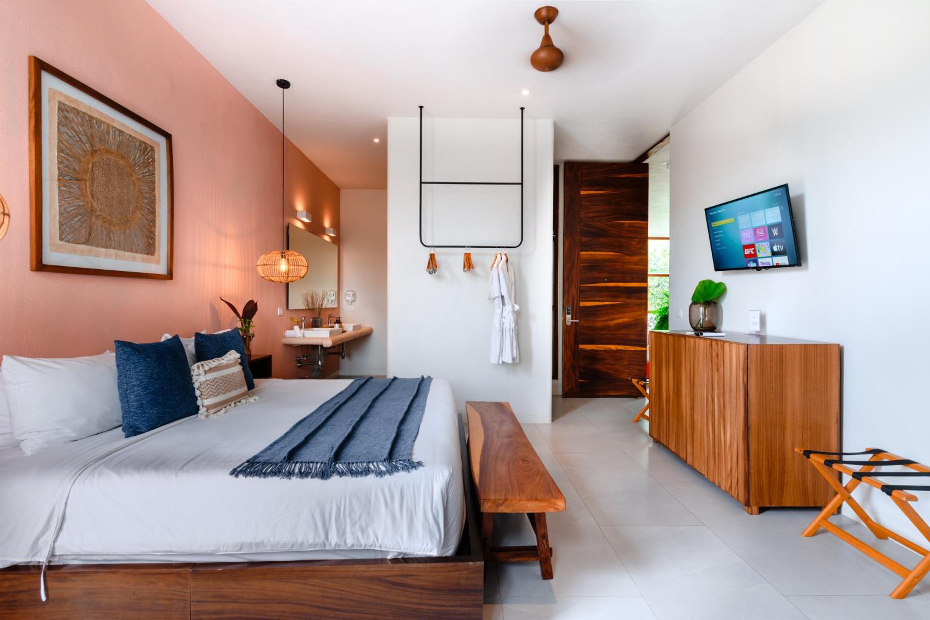 Deluxe King Suite - Photo 18