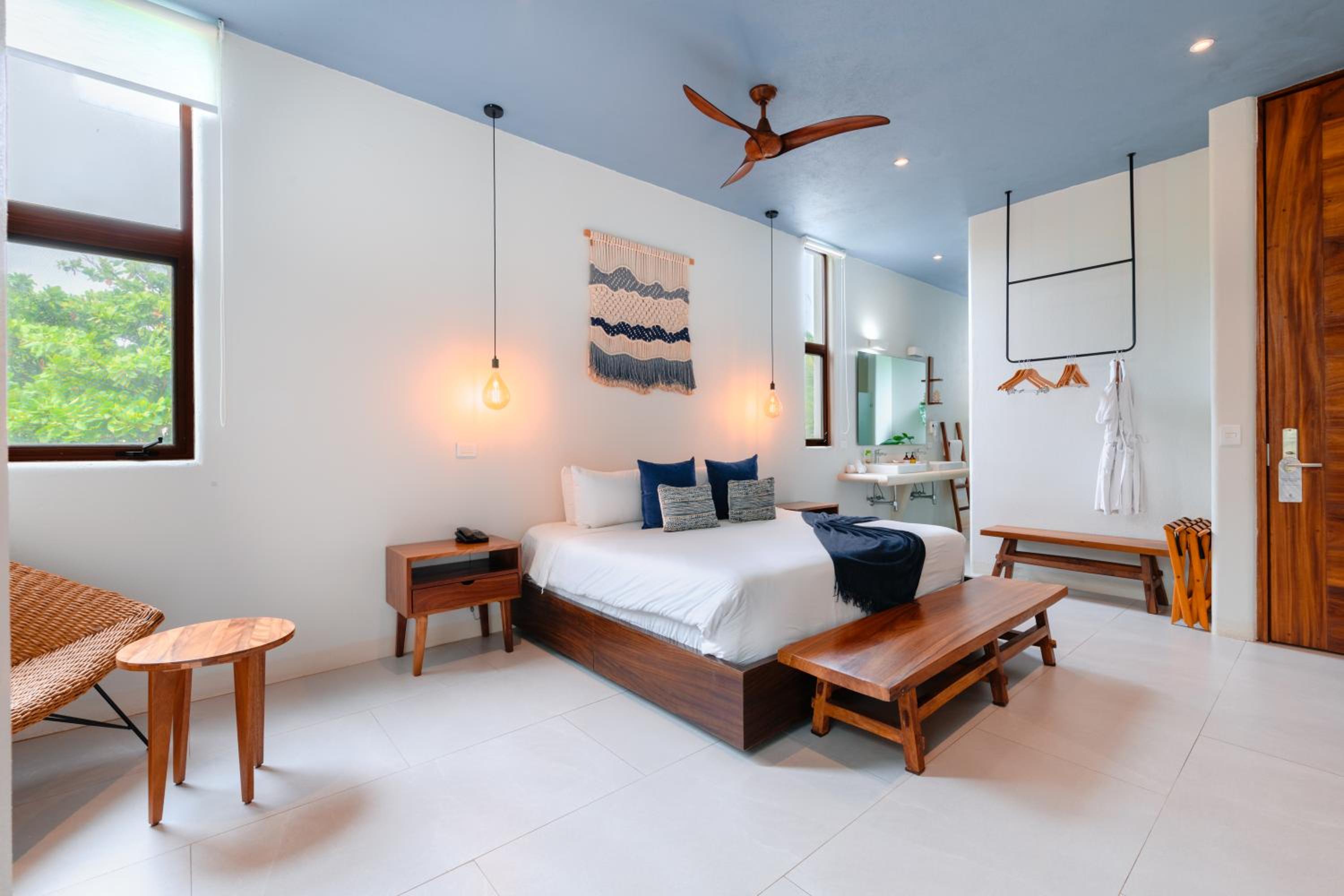 Deluxe King Suite - Photo 12