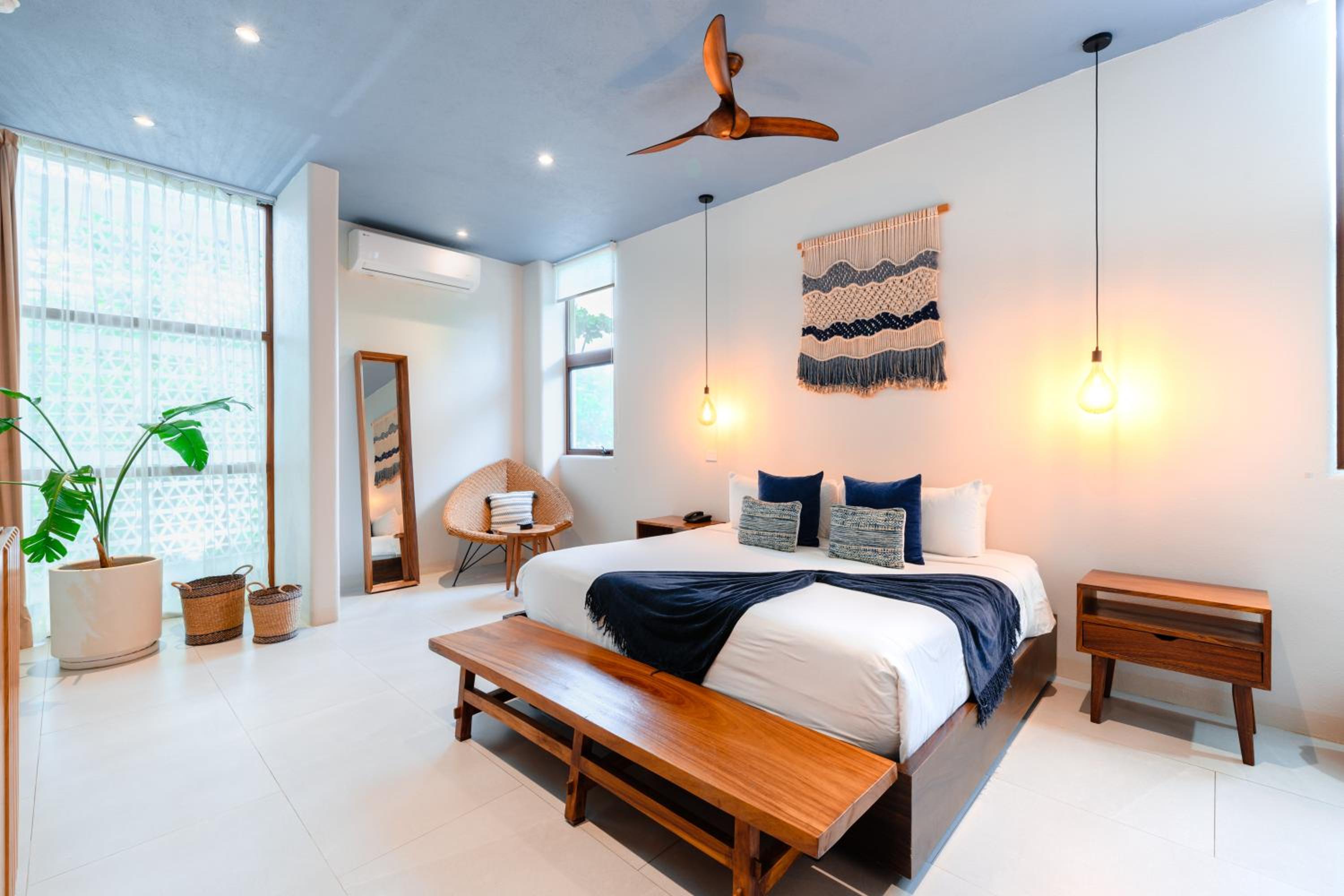 Deluxe King Suite - Photo 19