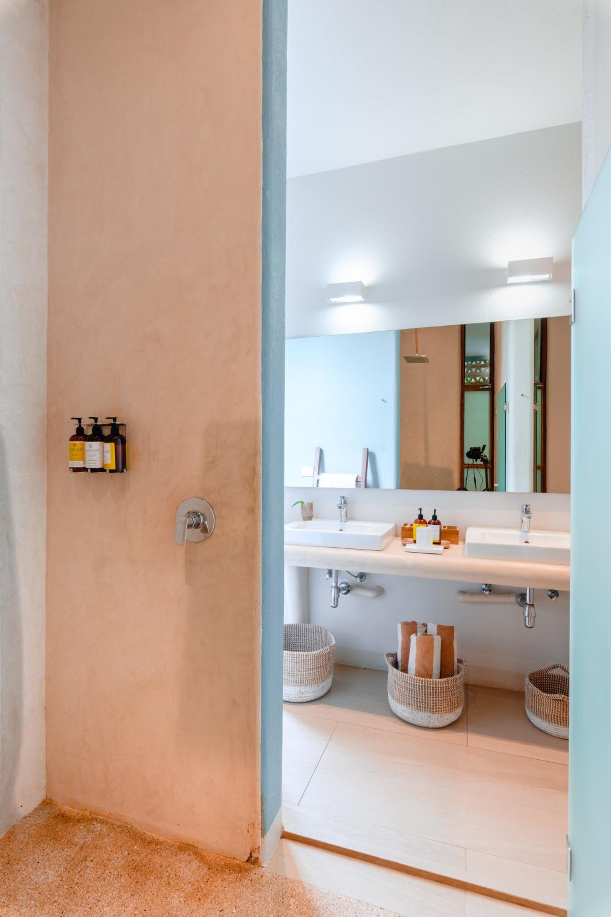 Deluxe King Suite - Photo 10