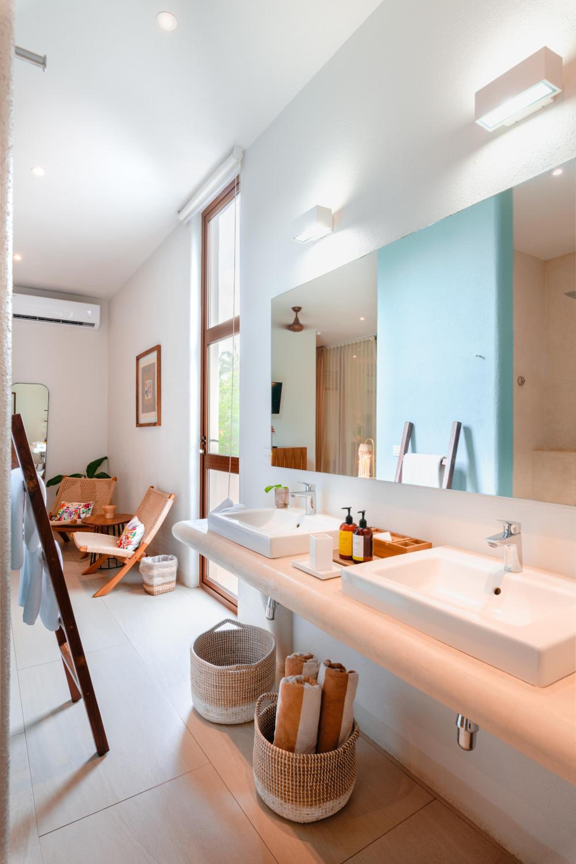 Deluxe King Suite - Photo 25