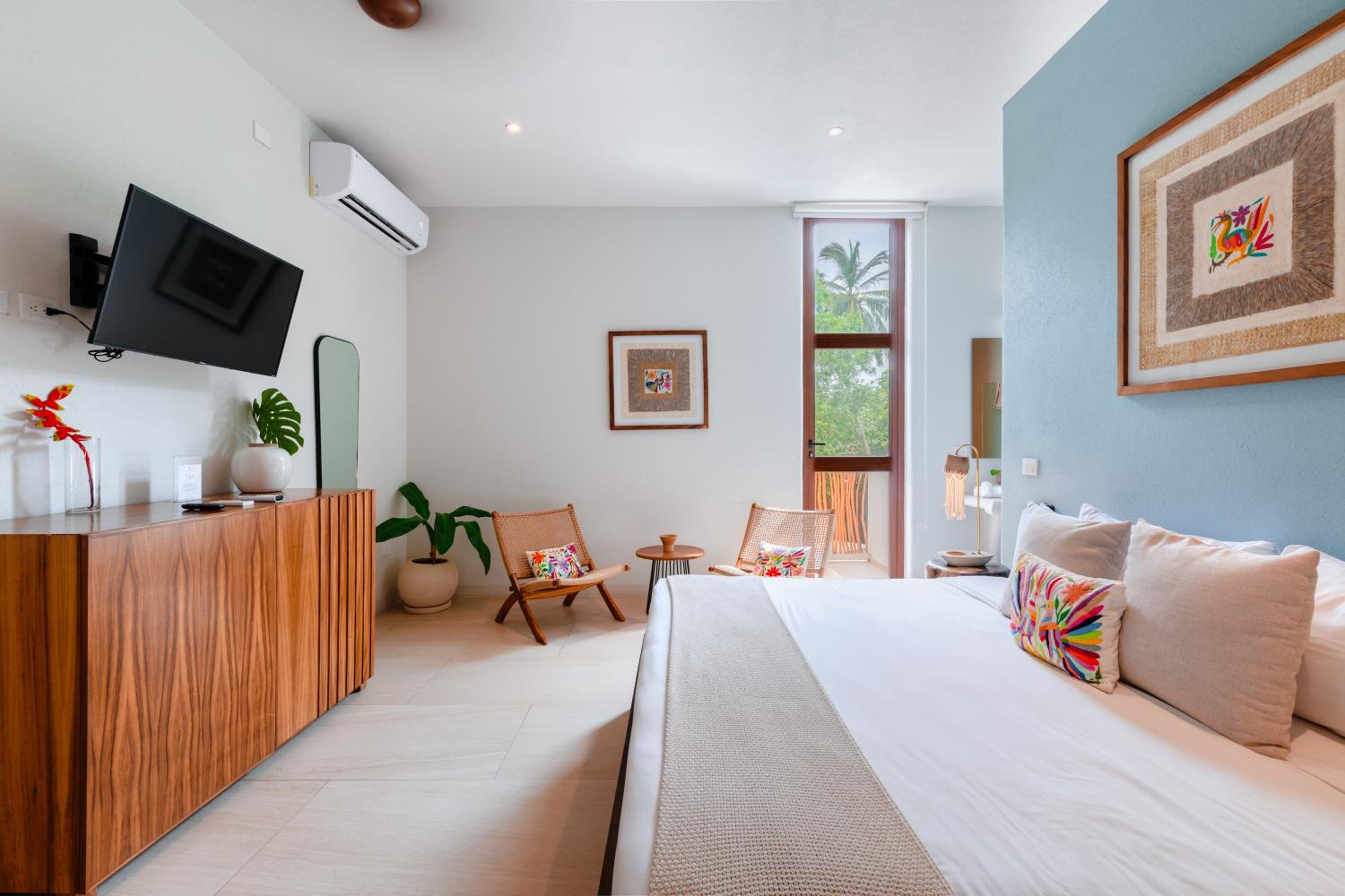 Deluxe King Suite - Photo 9