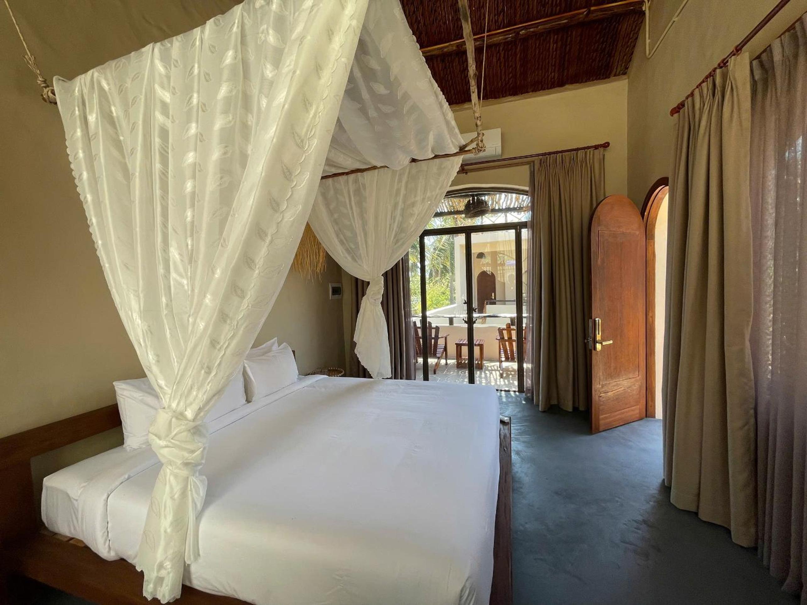 Deluxe Double Room with Balcony - Photo 8