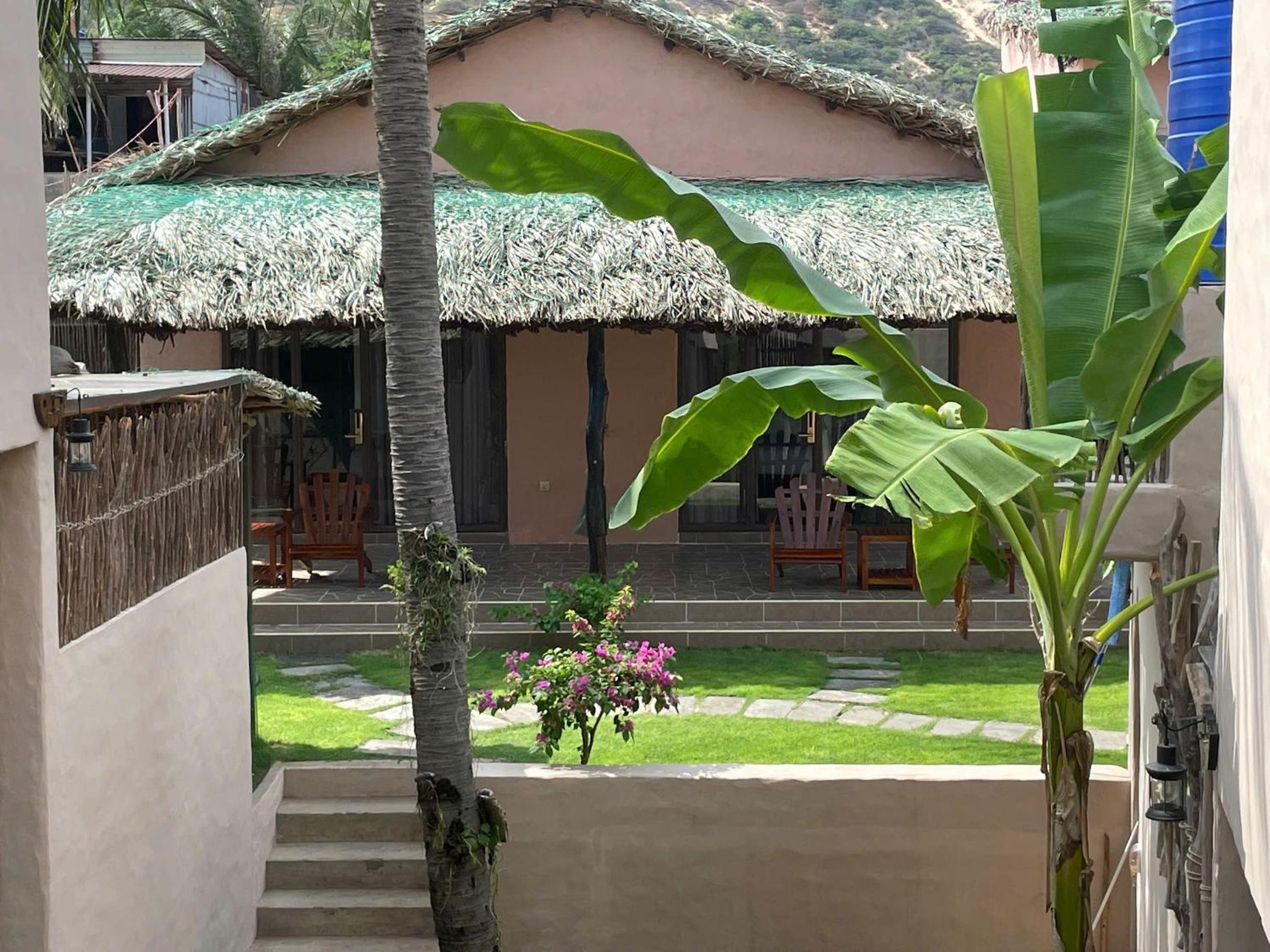 Bungalow with Garden View - Photo 9