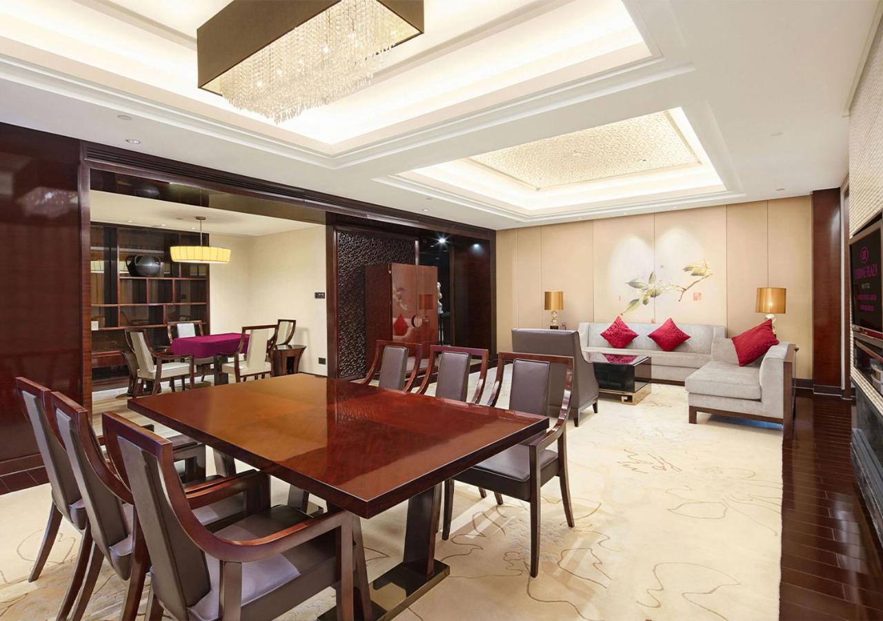 Standard King Room with Lounge Access - Photo 4
