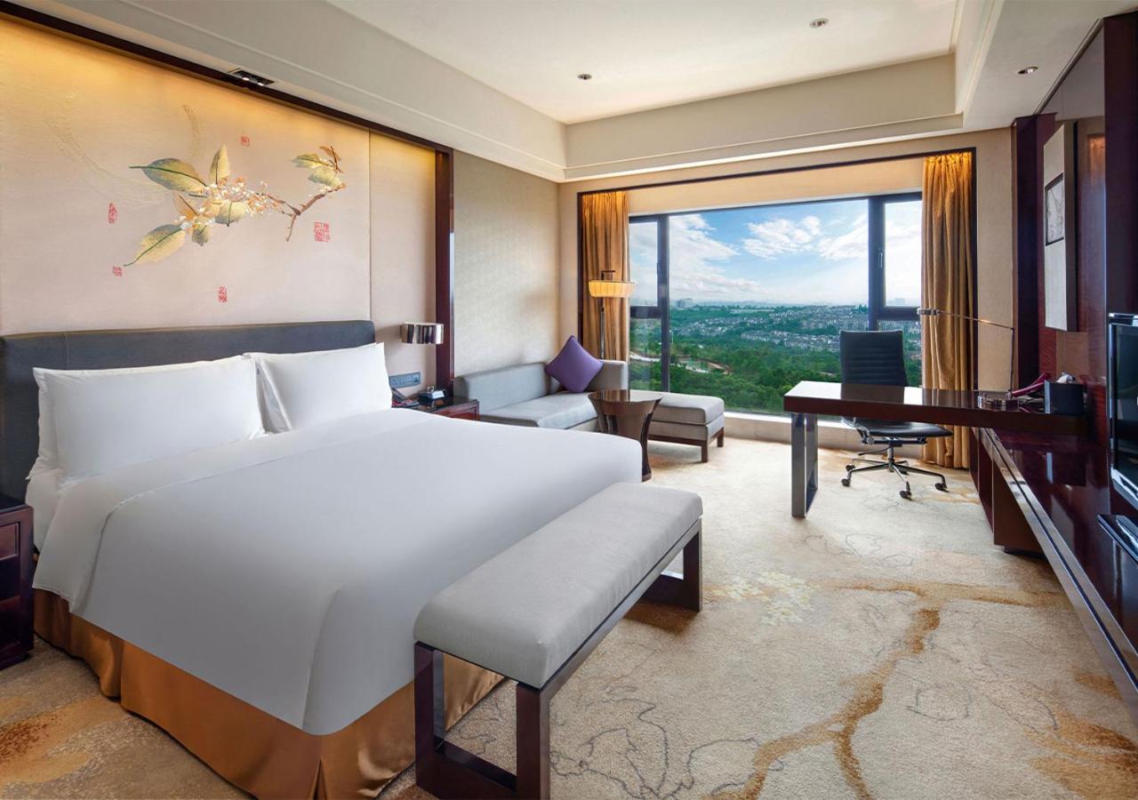 Standard King Room with Lounge Access - Photo 1