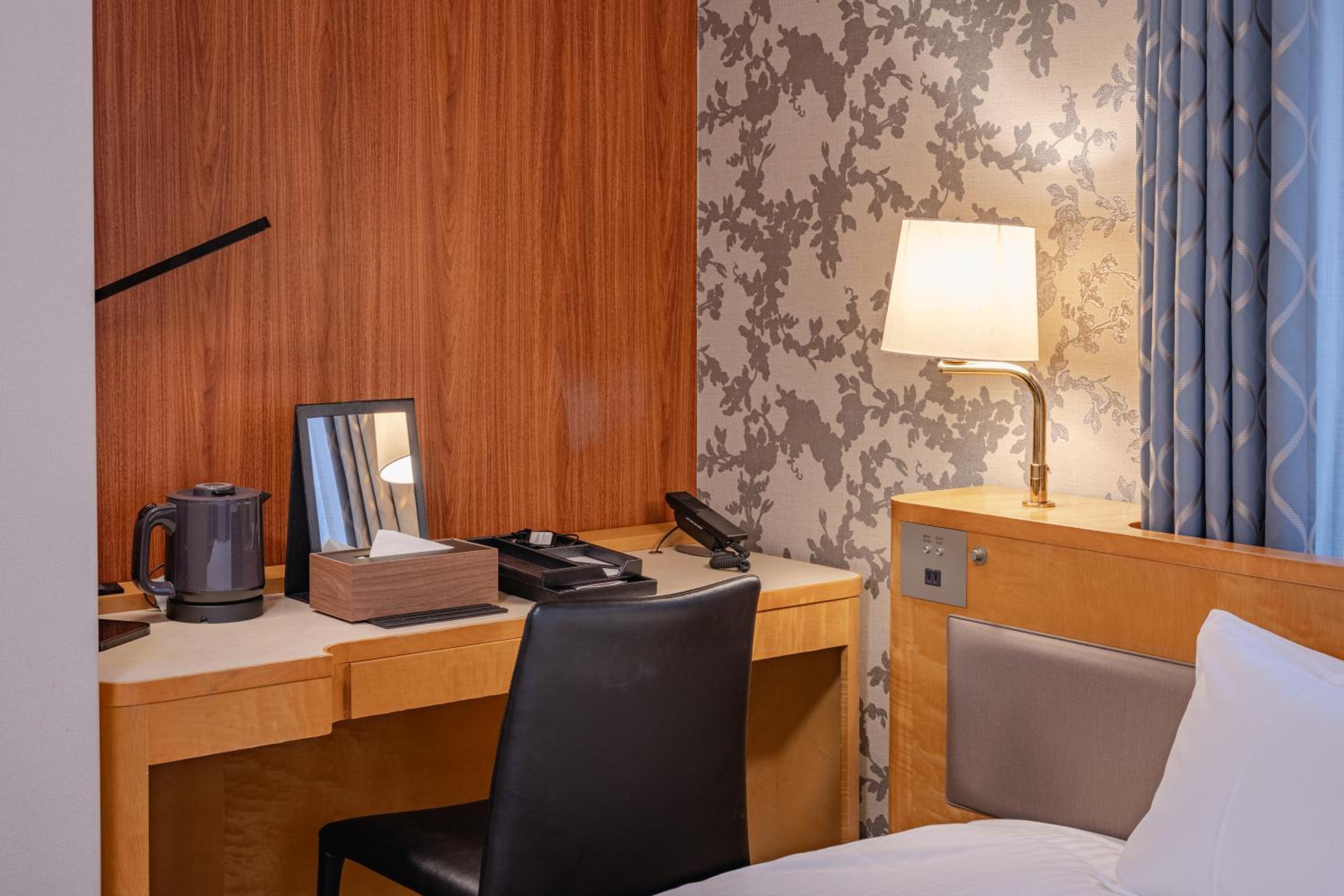 Deluxe Double Room - Non-Smoking thumbnail 5