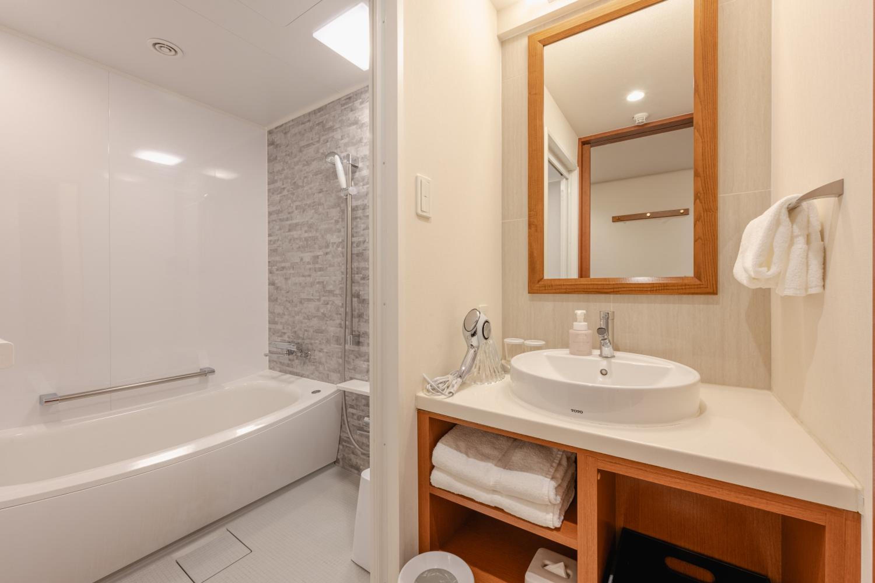 Grace Double Room with No Window - Semi Basement - Non-Smoking