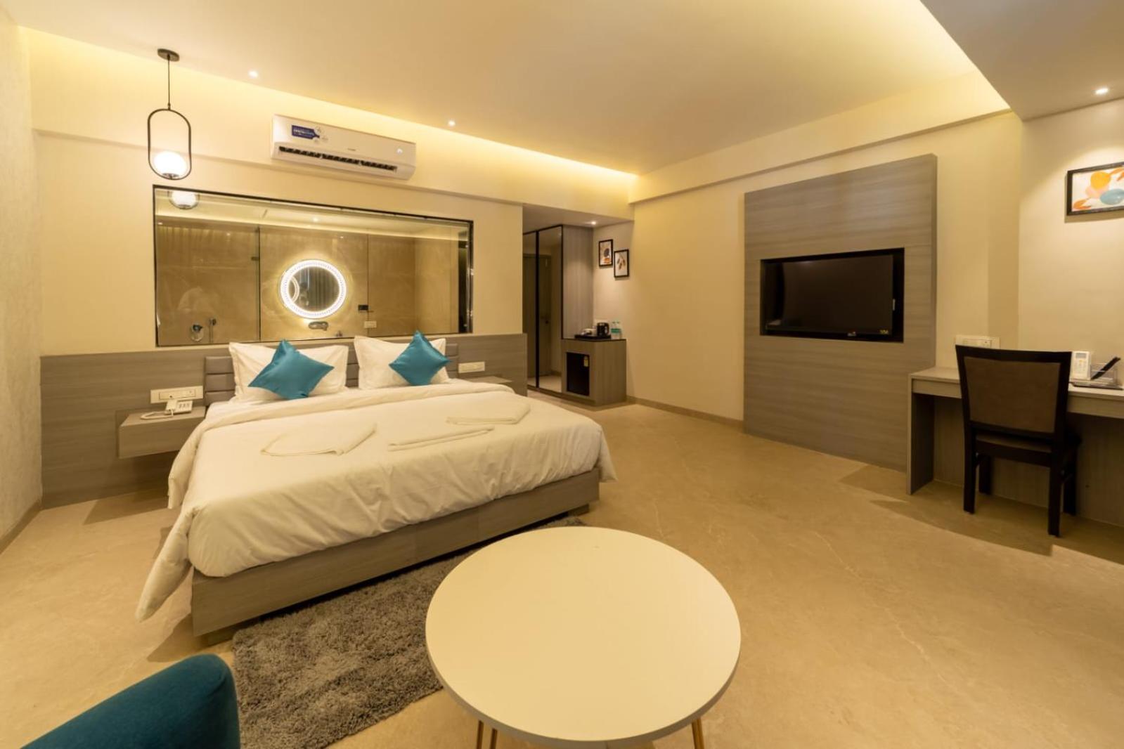 King Room with Balcony photo 2