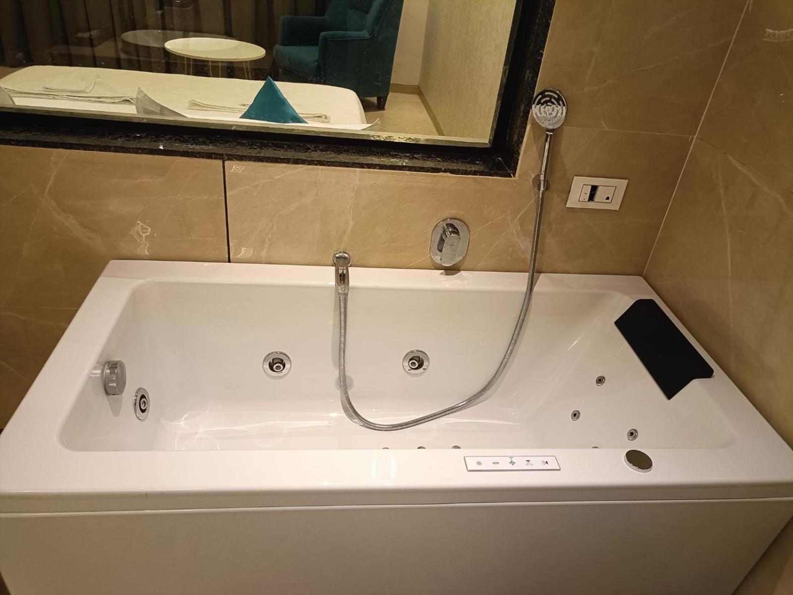 Deluxe Double Room with Balcony and Sea View photo 3