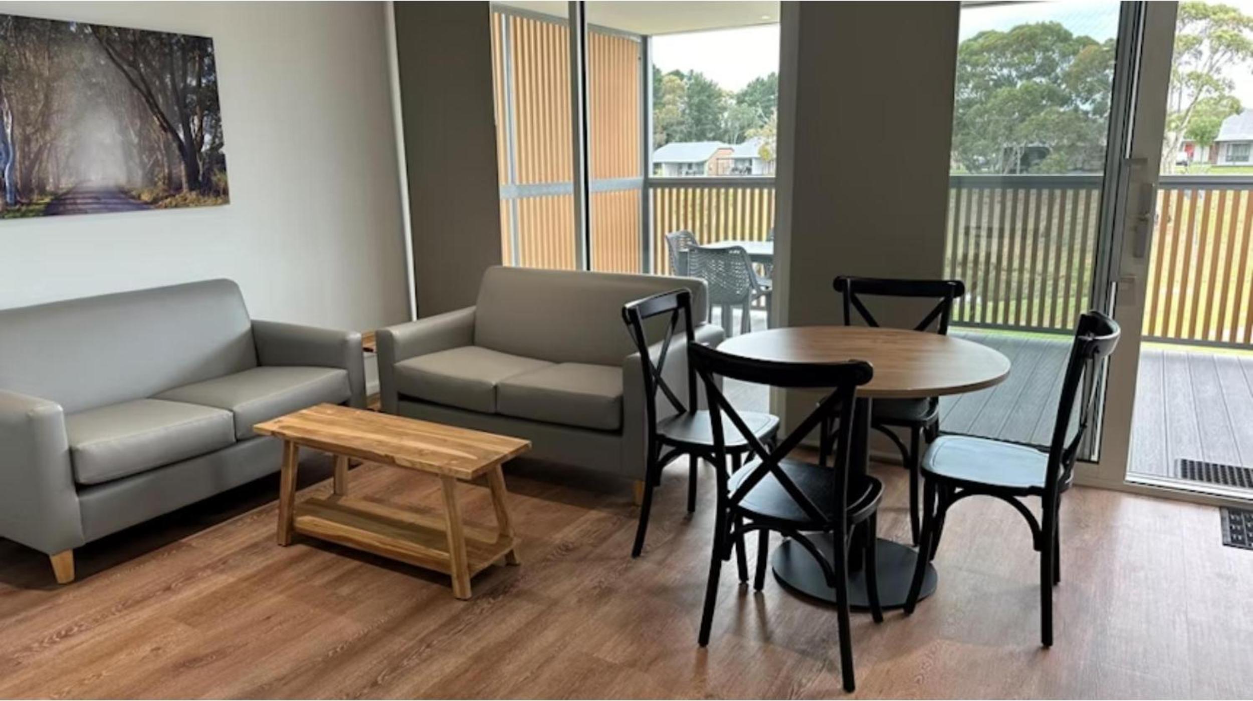 Deluxe 2 Bedroom Cabin - Sleeps 4