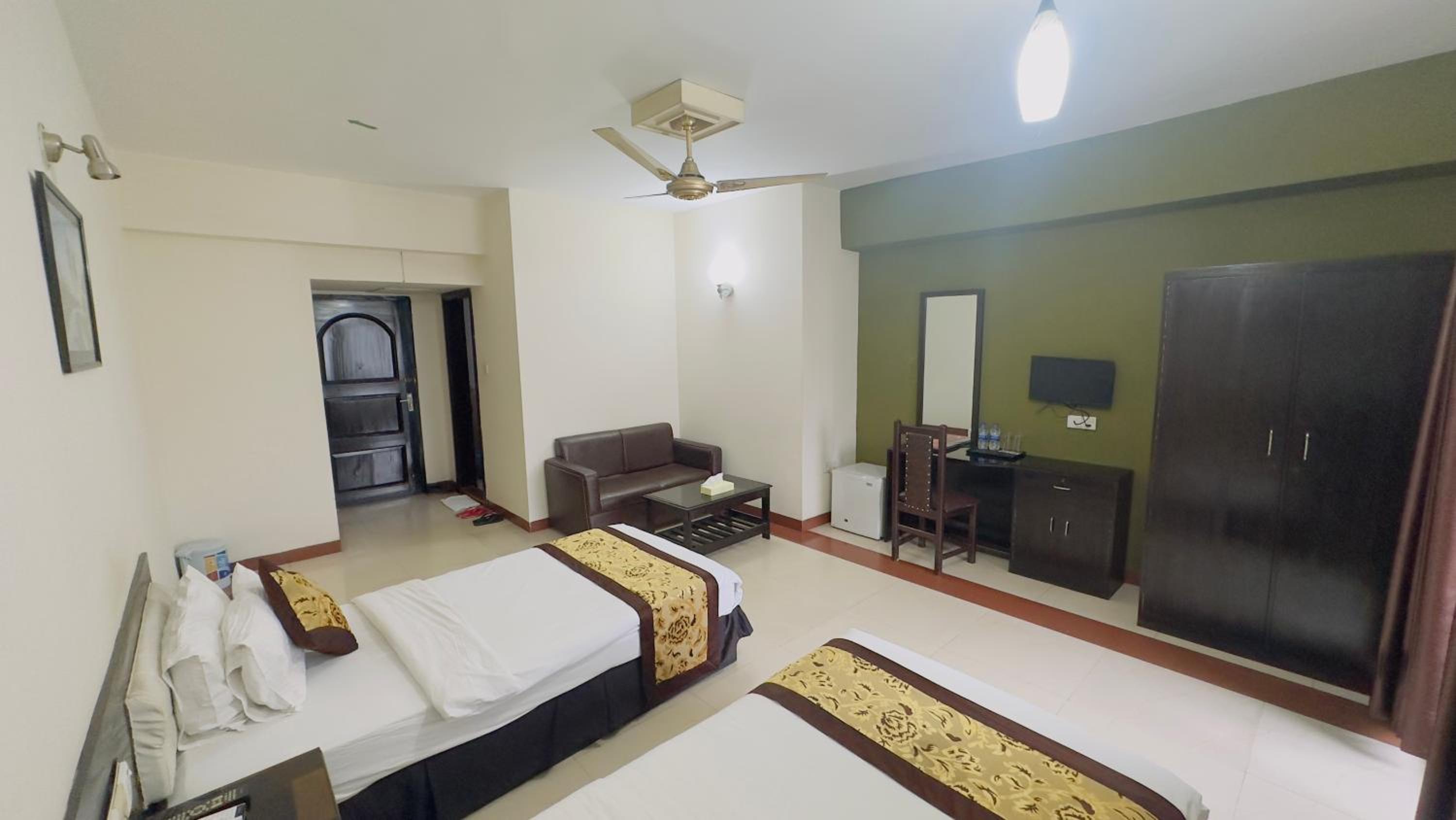 Deluxe Family Room