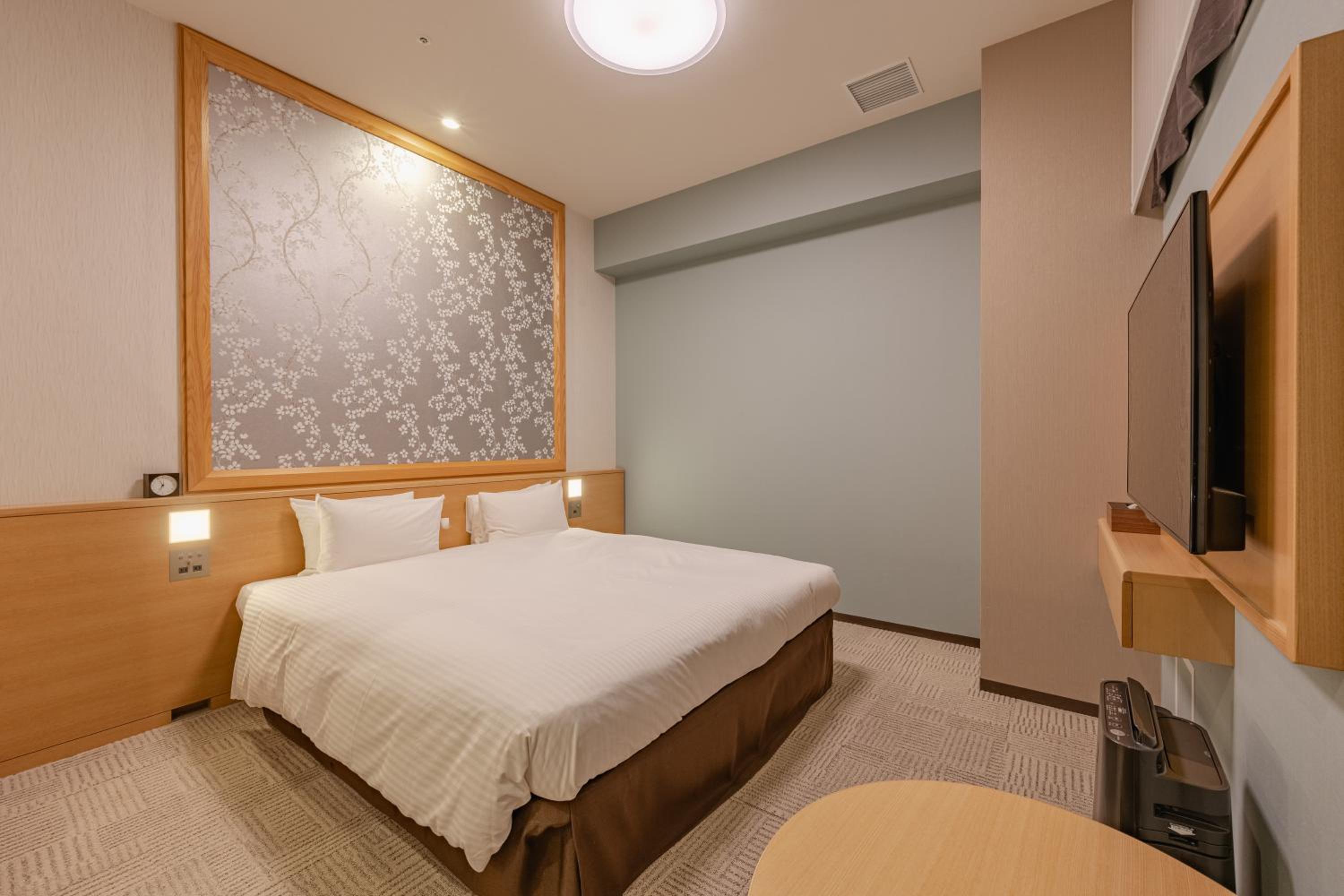 Grace Double Room with No Window - Semi Basement - Non-Smoking