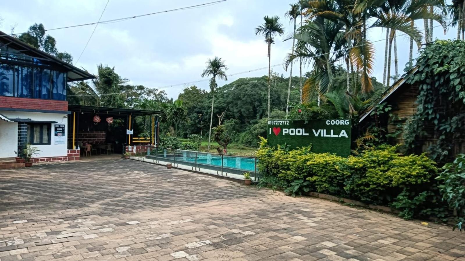 Triple Room With Pool View photo 2