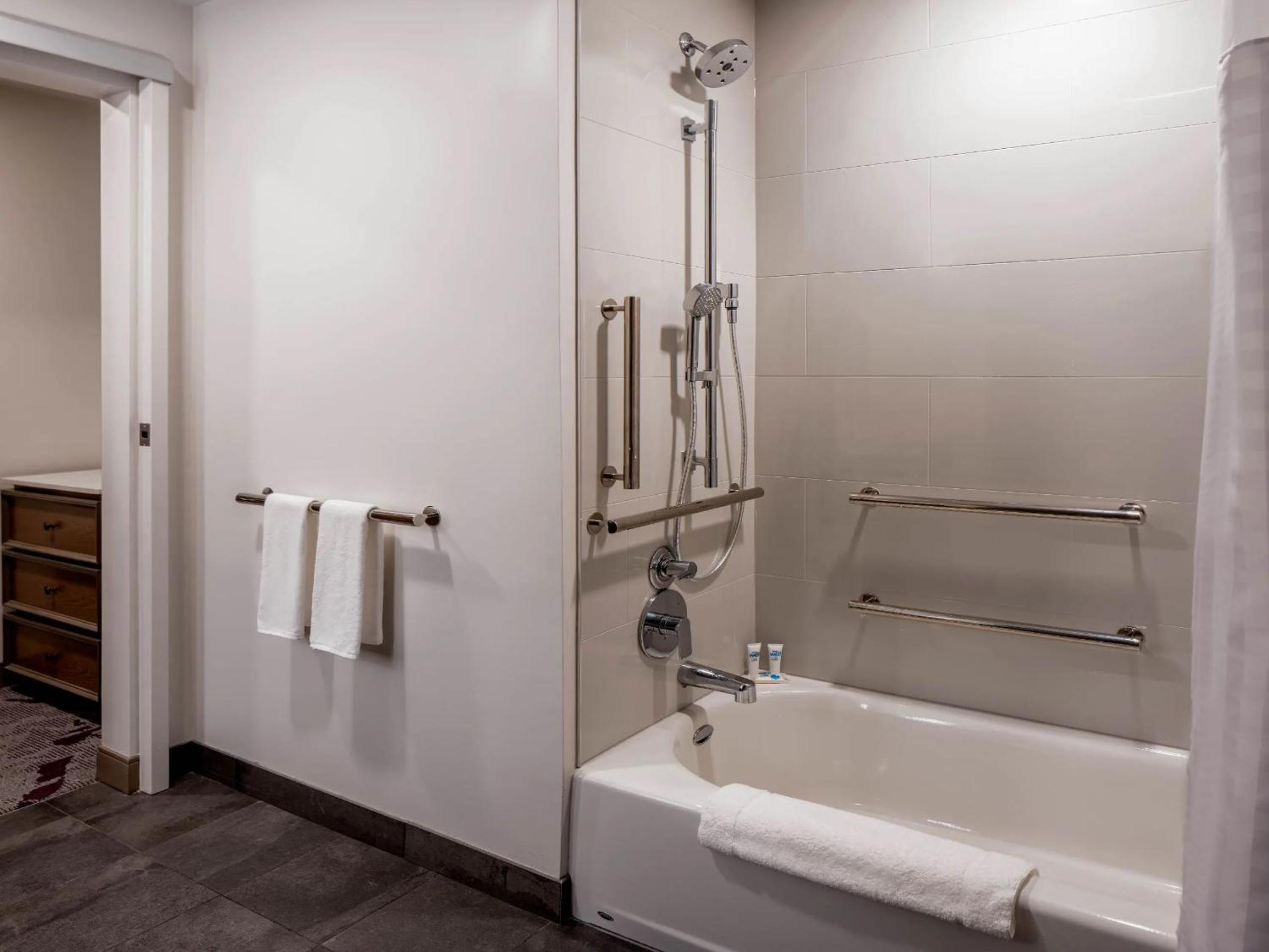 King Studio Suite with Kitchen, Tub and Sofa Bed - Disability Access - Photo 5