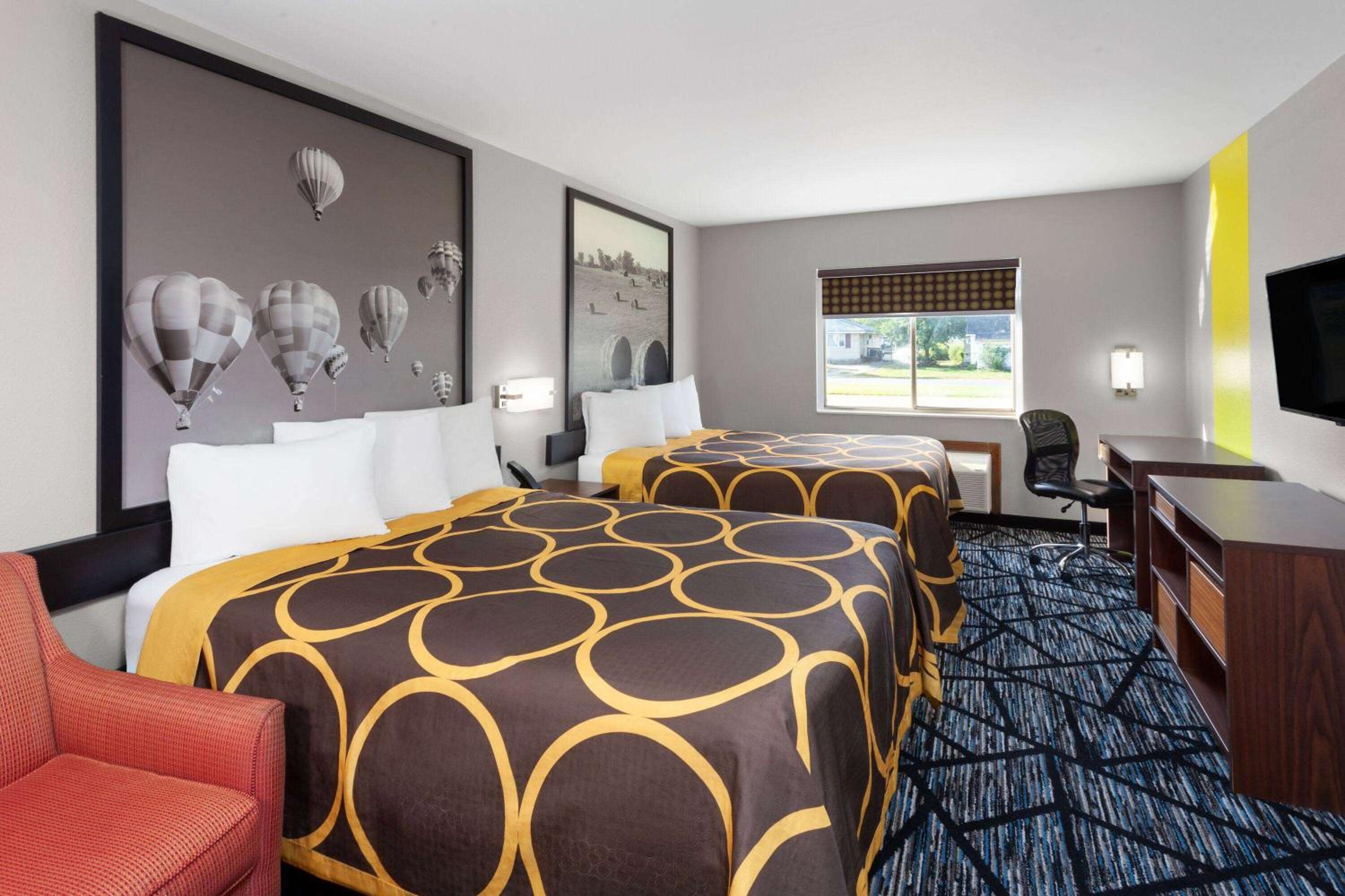 Queen Room with Two Queen Beds - Non-Smoking - Photo 1