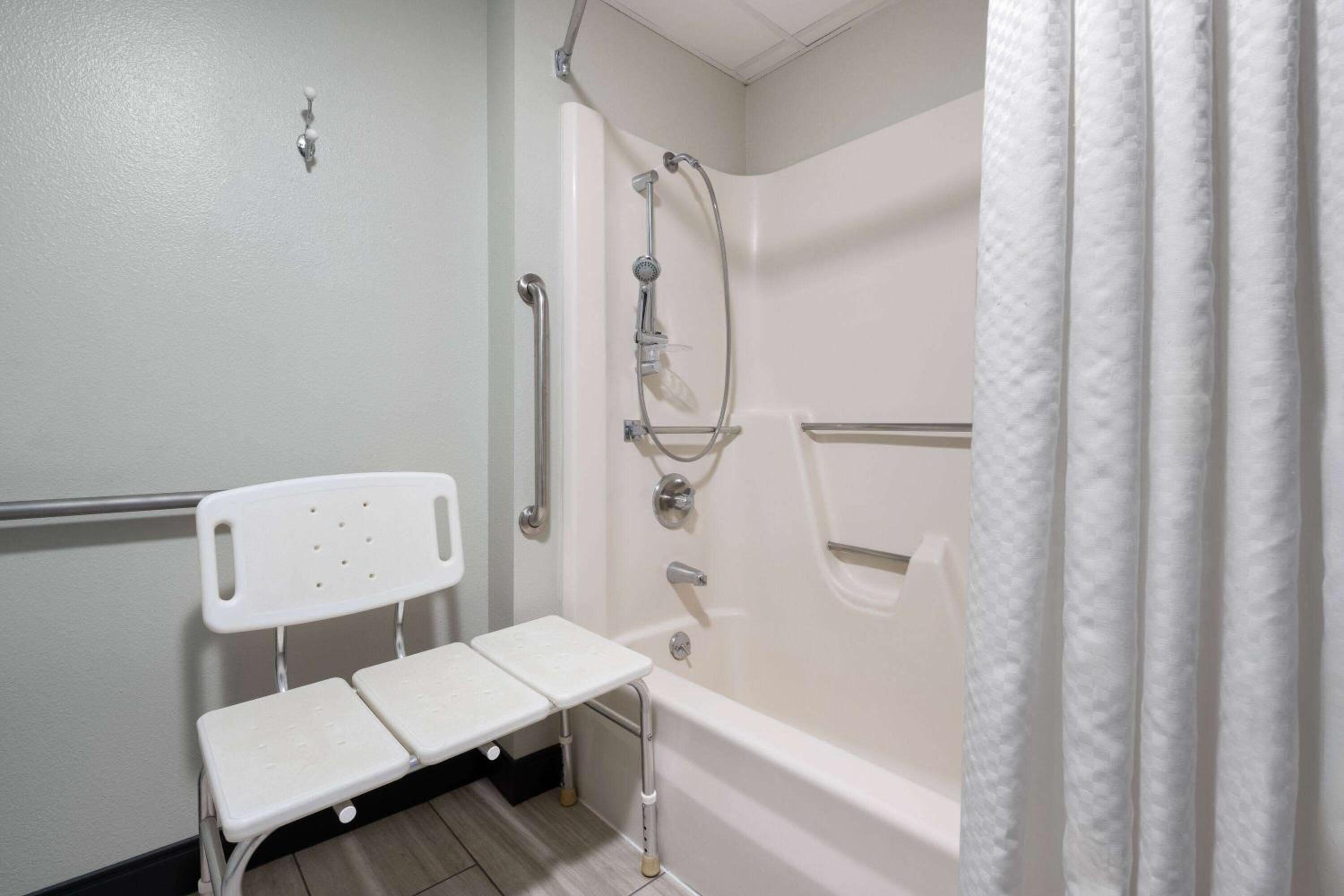 Queen Room with Bath Tub - Mobility Accessible/Non-Smoking - Photo 5