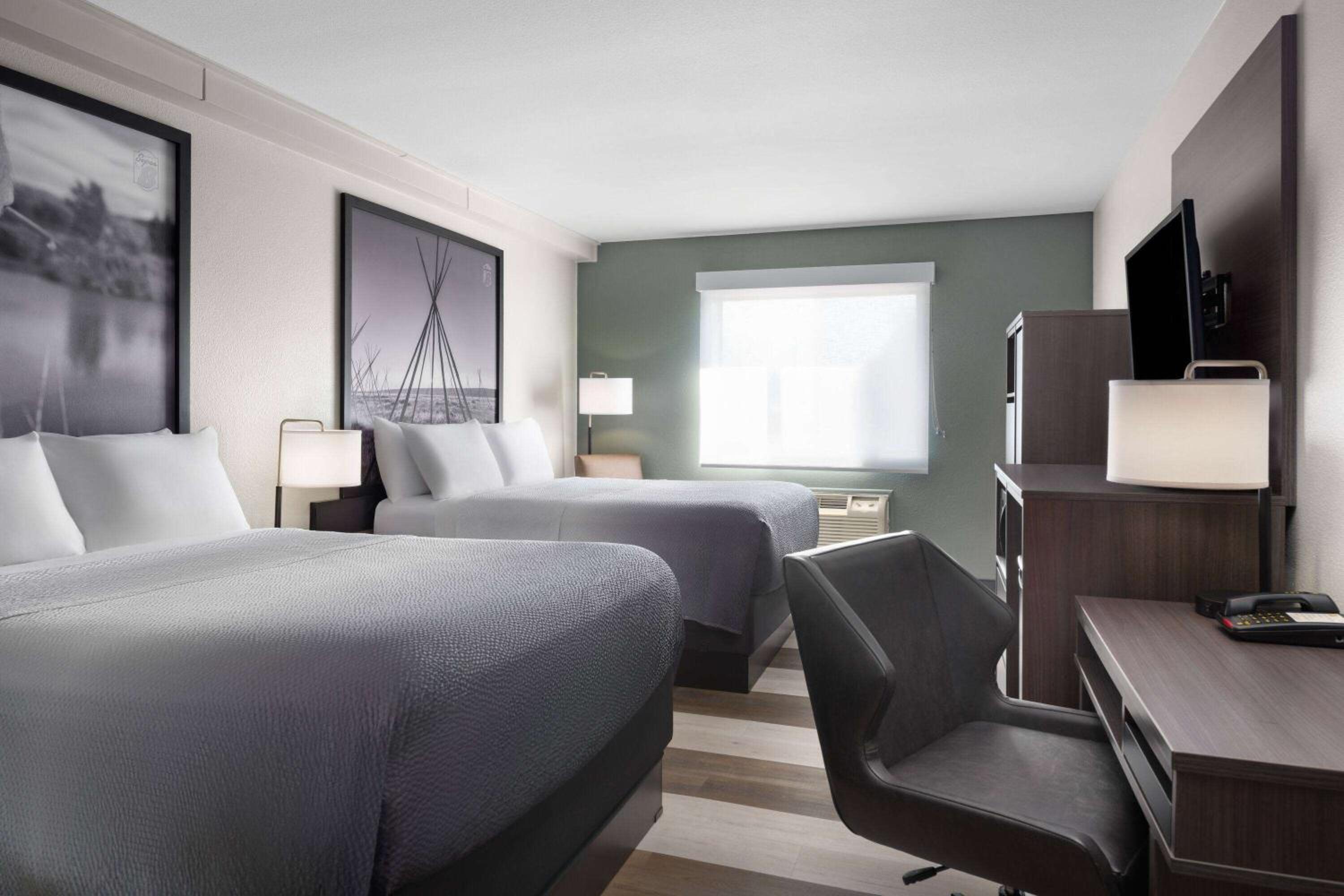 Queen Room with Two Queen Beds - Non-Smoking - Photo 4