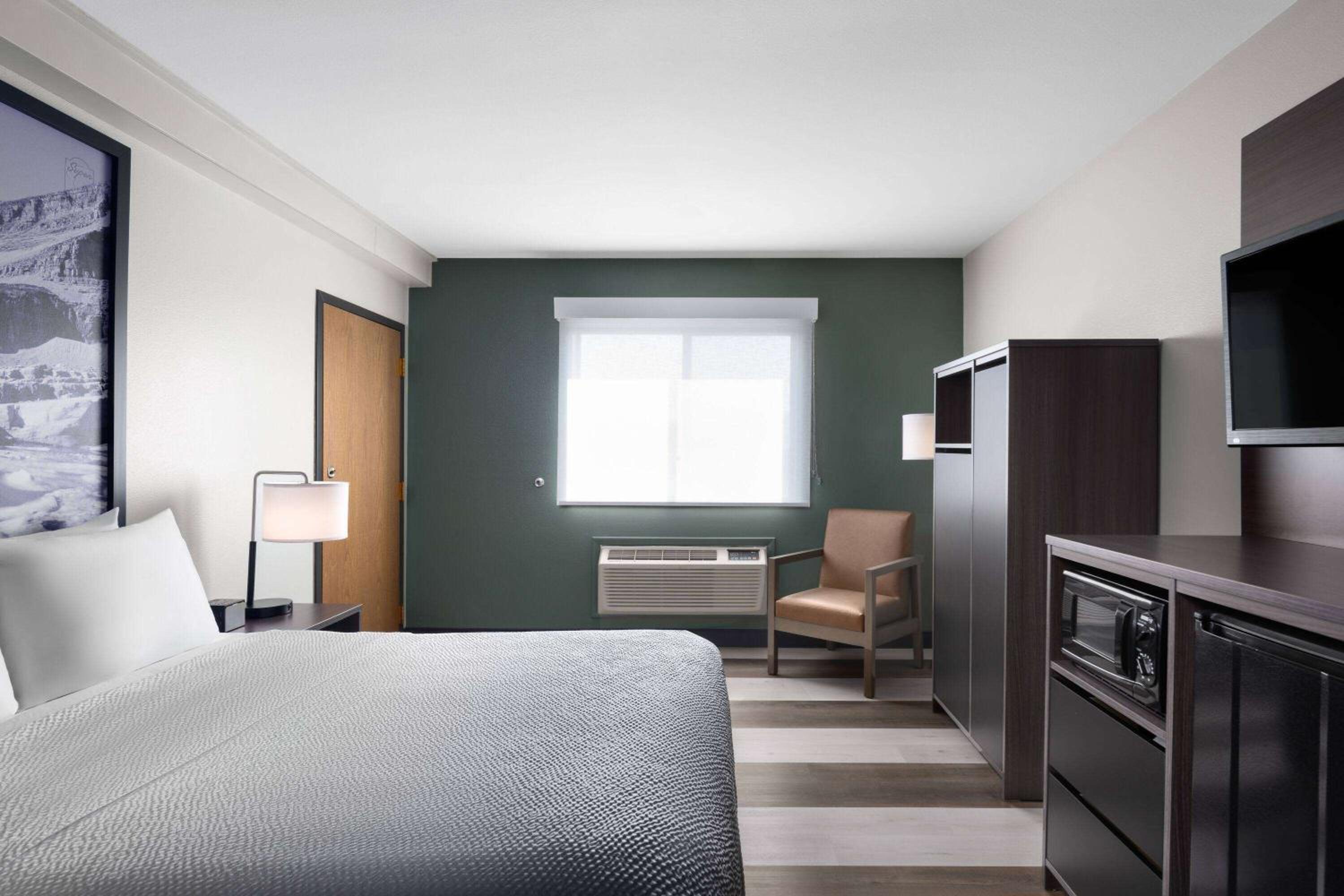Queen Room with Bath Tub - Mobility Accessible/Non-Smoking - Photo 3